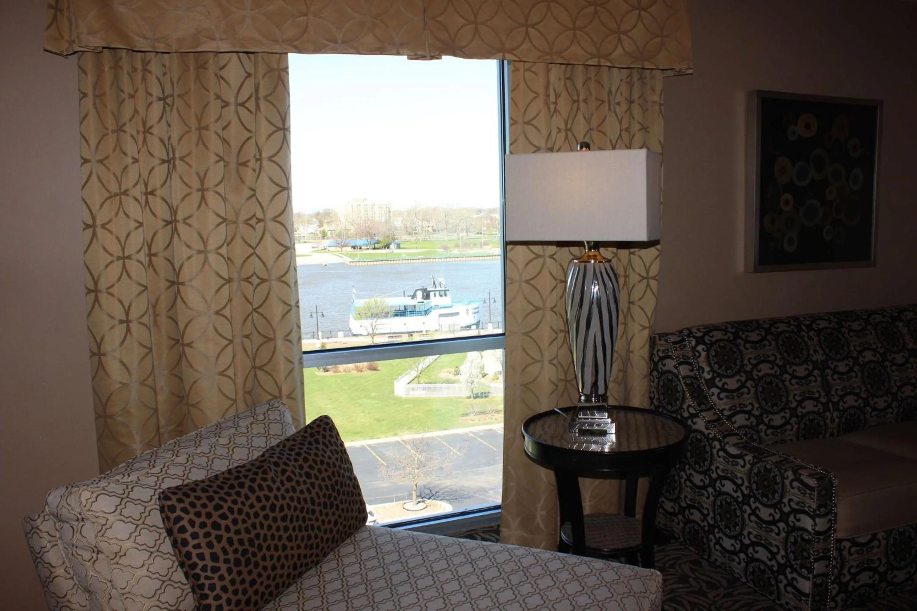Living room in DoubleTree by Hilton Bay City - Riverfront