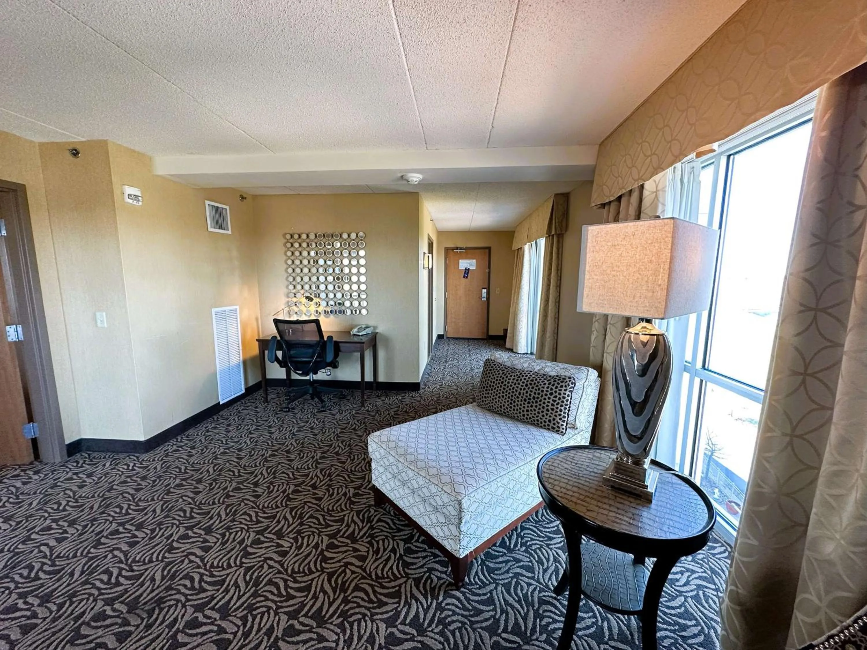 Bedroom, Bed in DoubleTree by Hilton Bay City - Riverfront