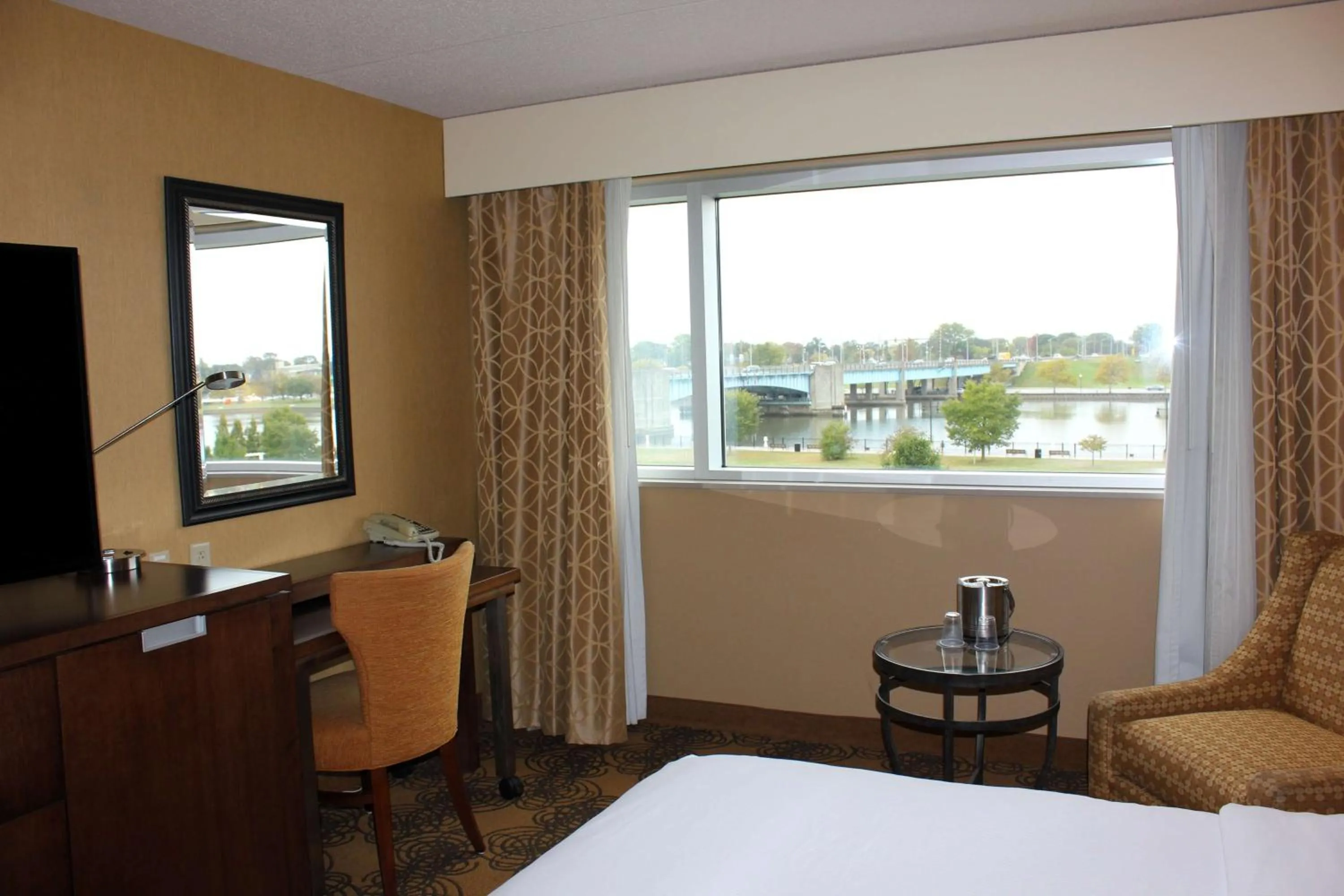 Bed in DoubleTree by Hilton Bay City - Riverfront