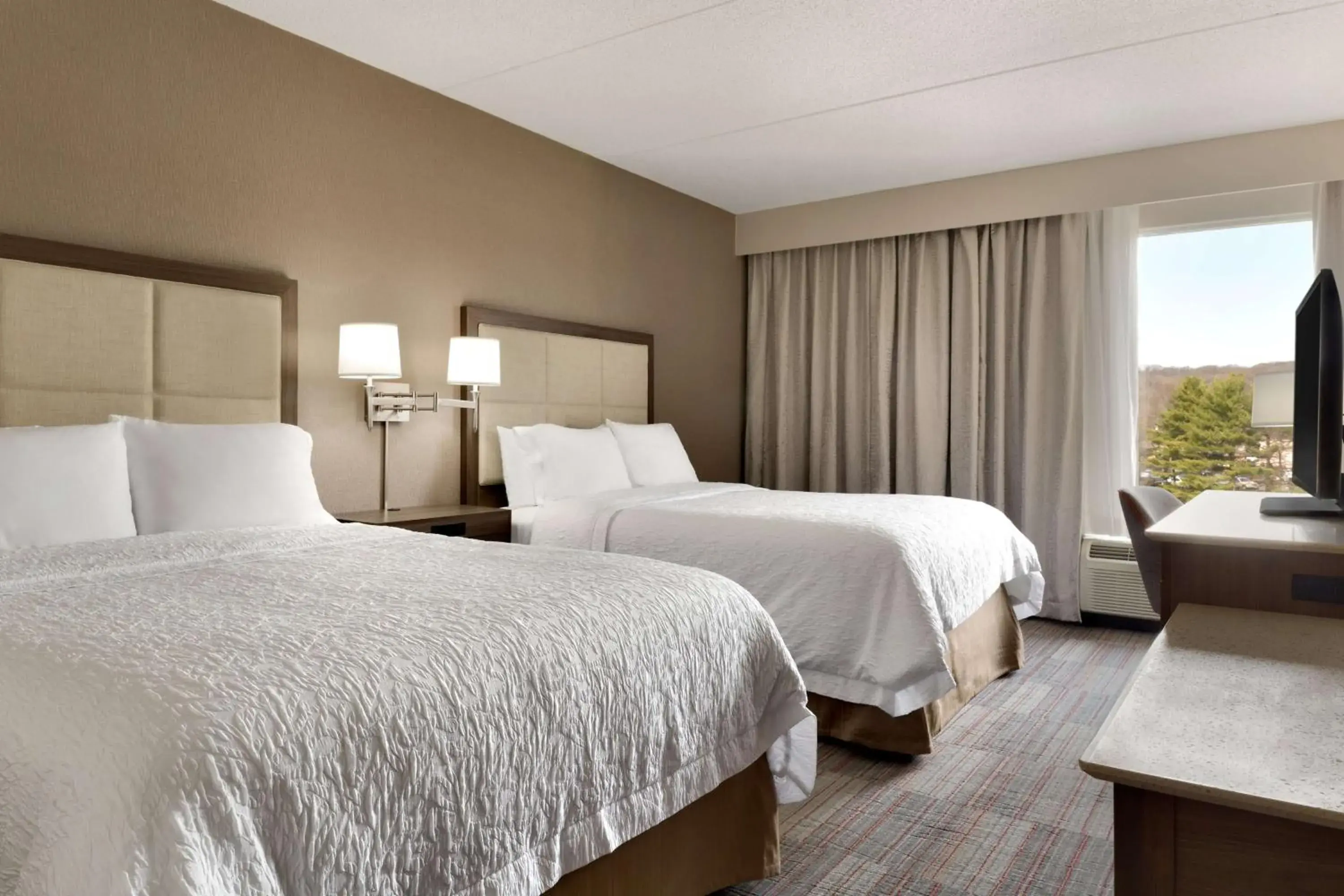 Bedroom, Bed in Hampton Inn Denville-Rockaway-Parsippany Bedroom, Bed in Hampton Inn Denville-Rockaway-Parsippany