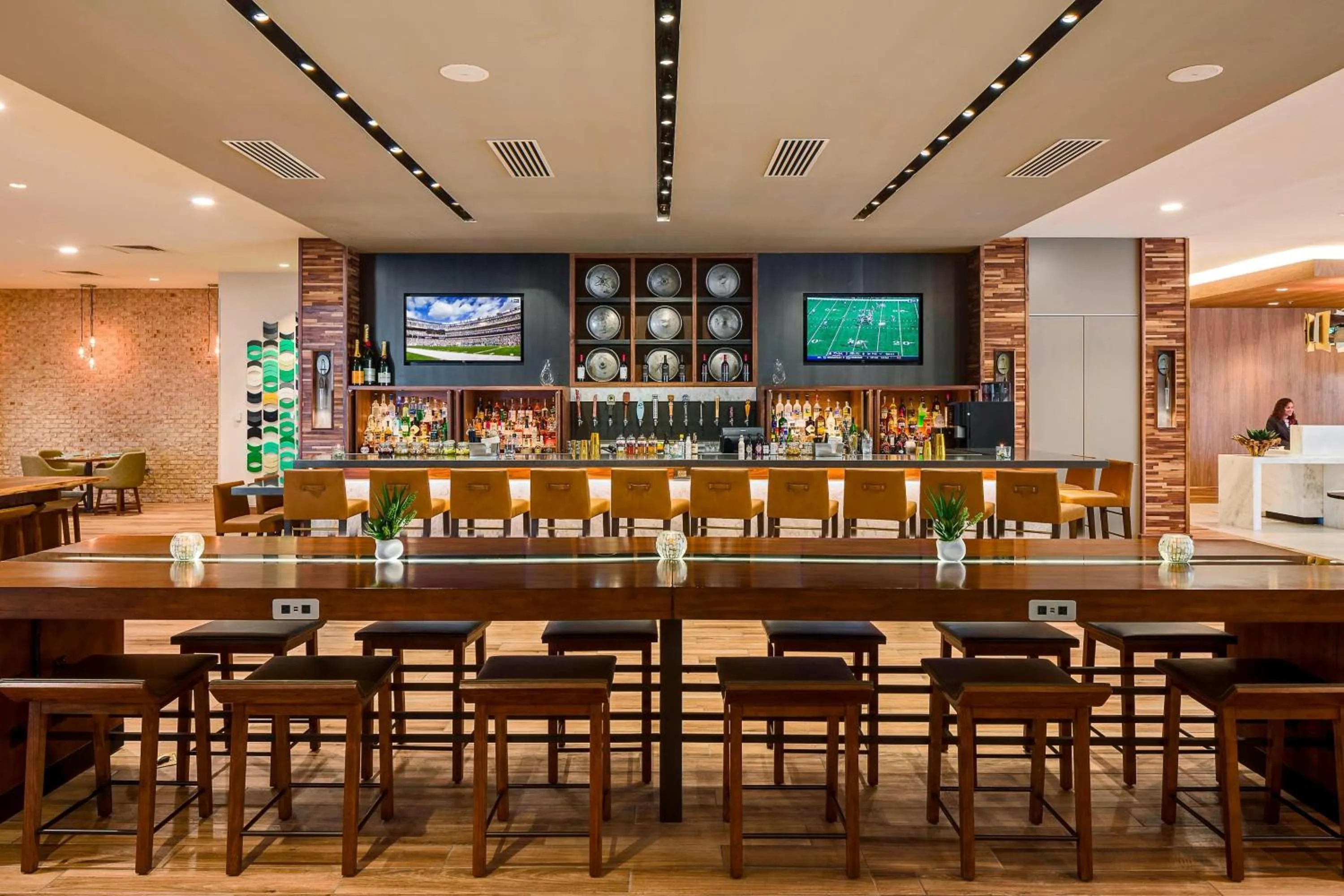 Lounge or bar in North Charleston Marriott