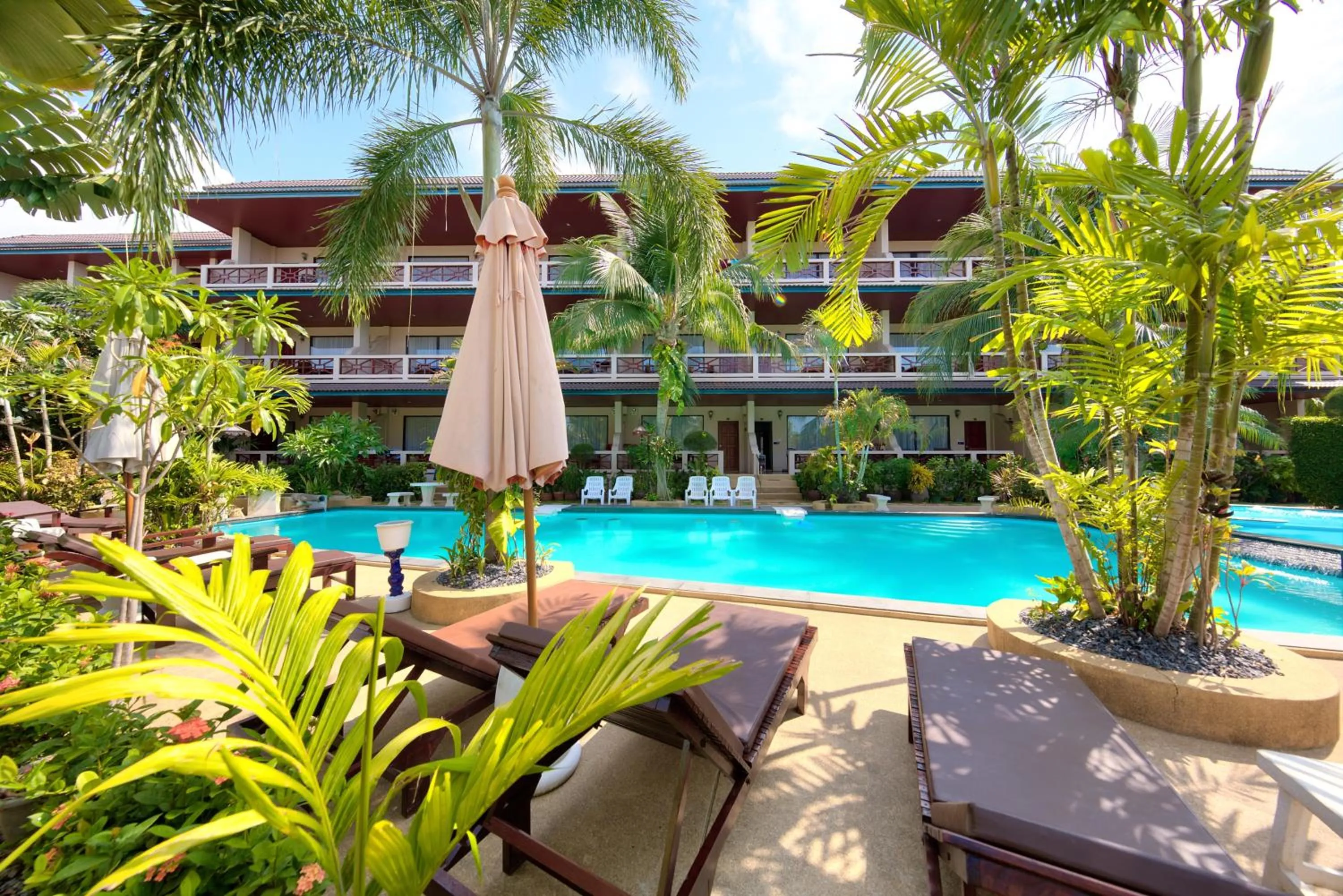 Swimming pool in Aumpai Luxury