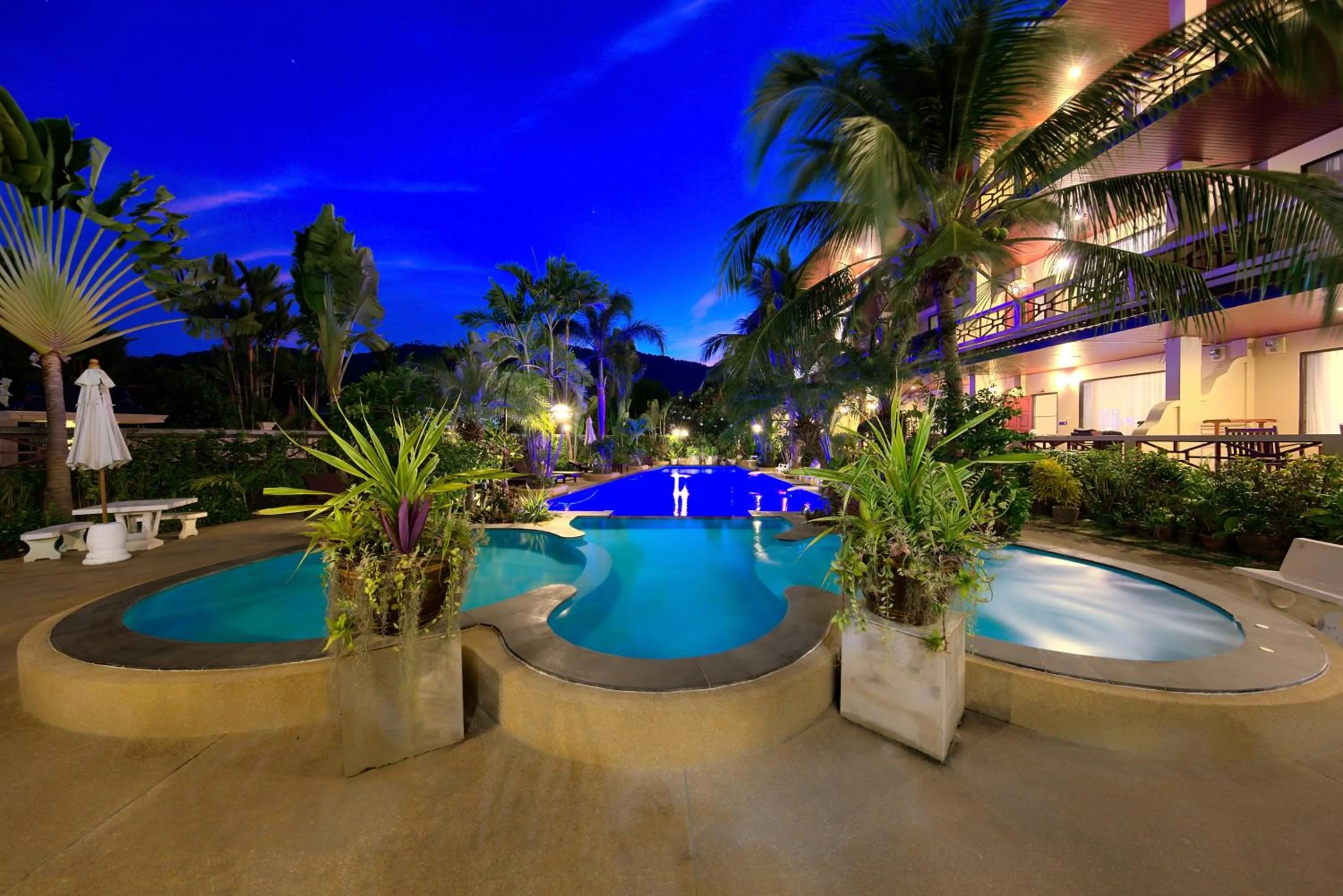 Swimming pool in Aumpai Luxury