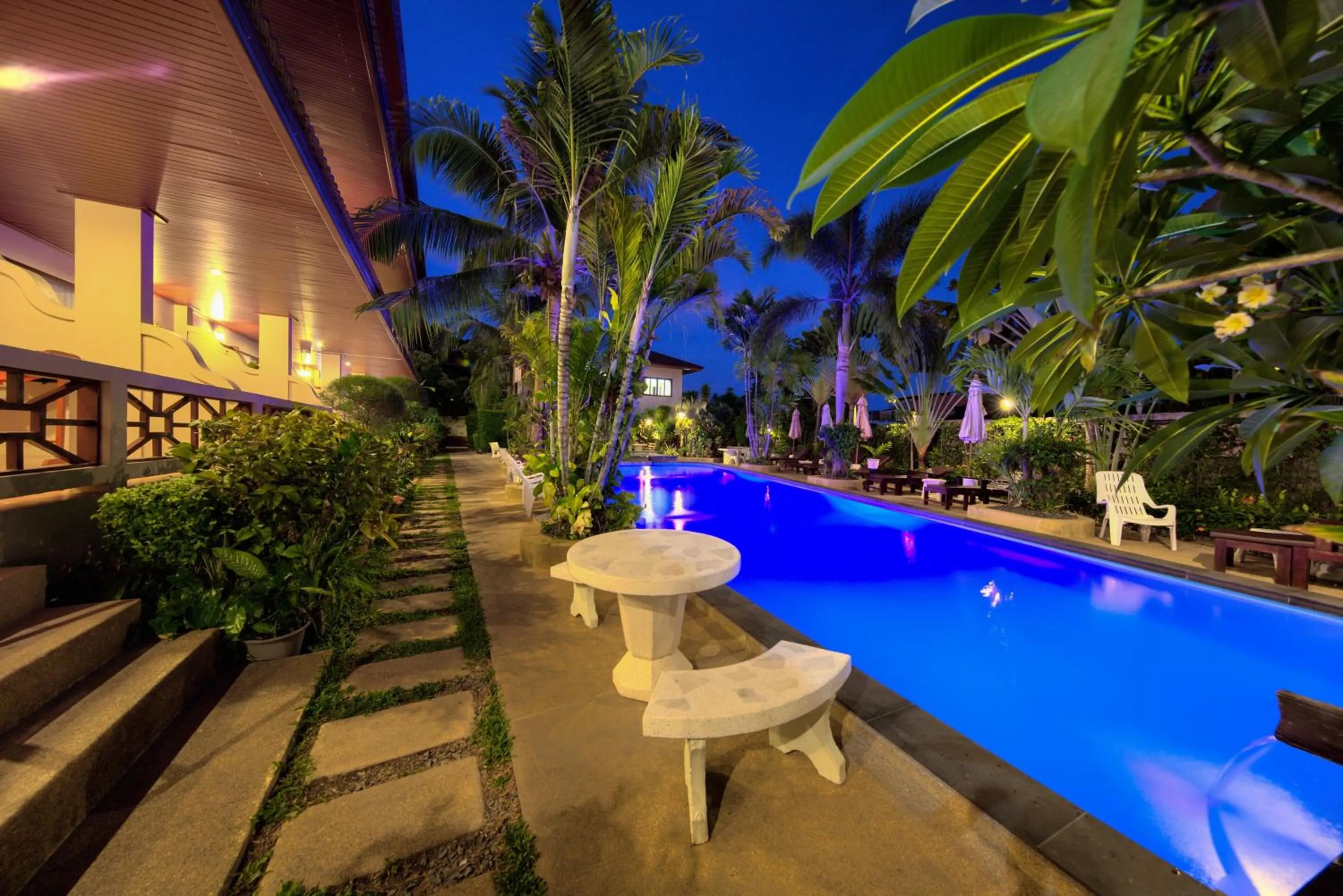 Swimming pool in Aumpai Luxury