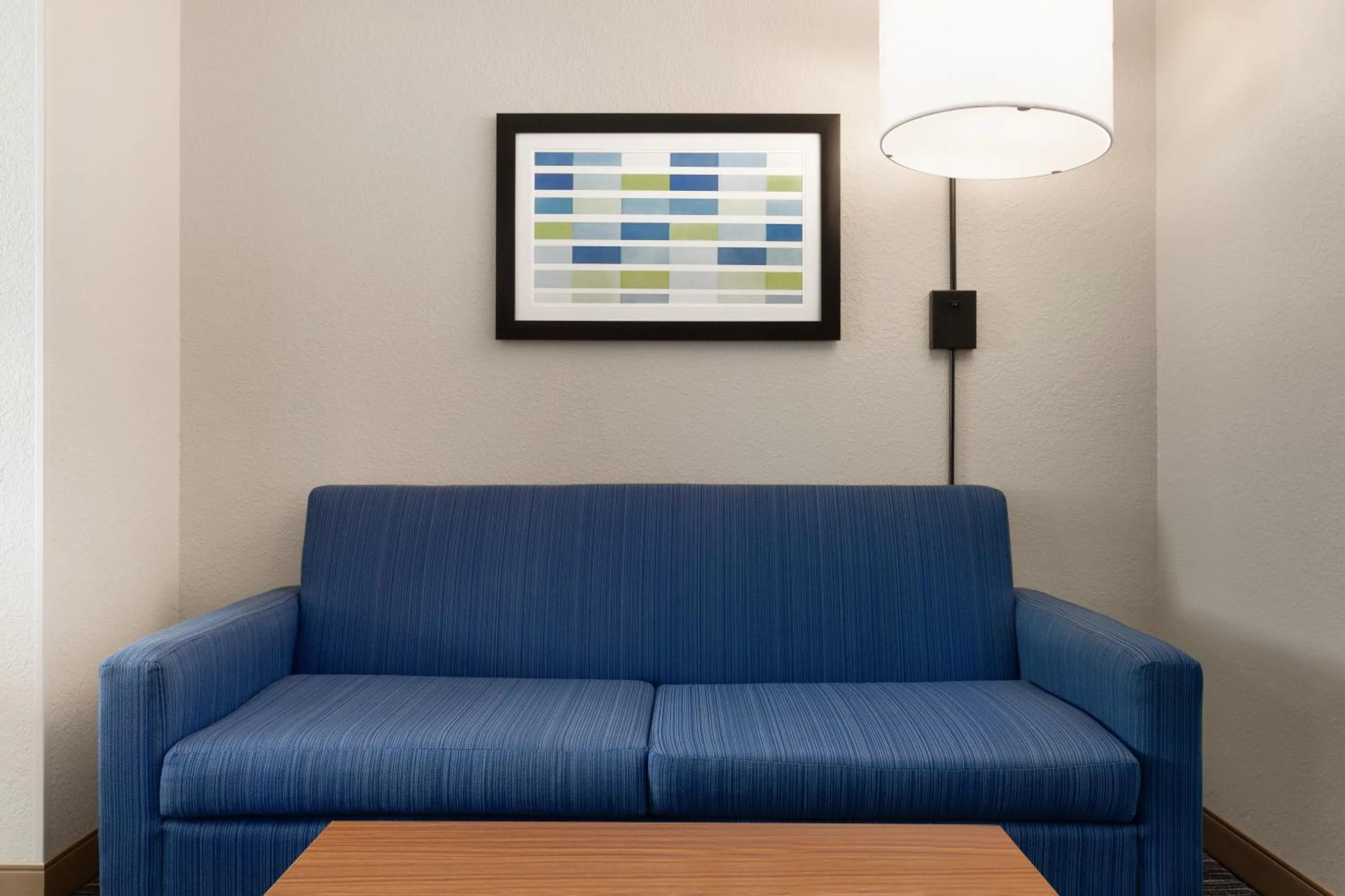 Seating area in Holiday Inn Express & Suites Pembroke Pines-Sheridan St by IHG