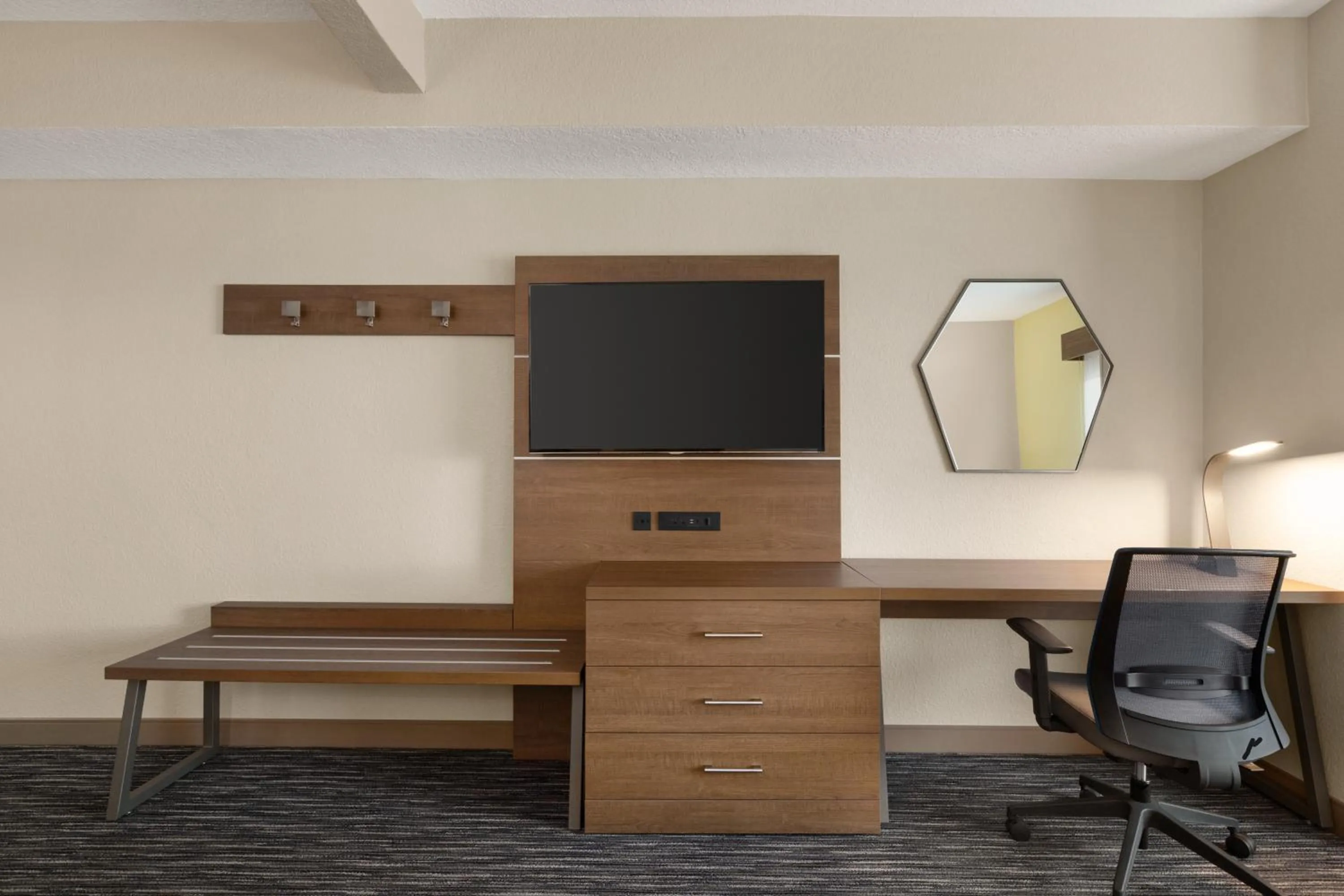 TV and multimedia in Holiday Inn Express & Suites Pembroke Pines-Sheridan St by IHG