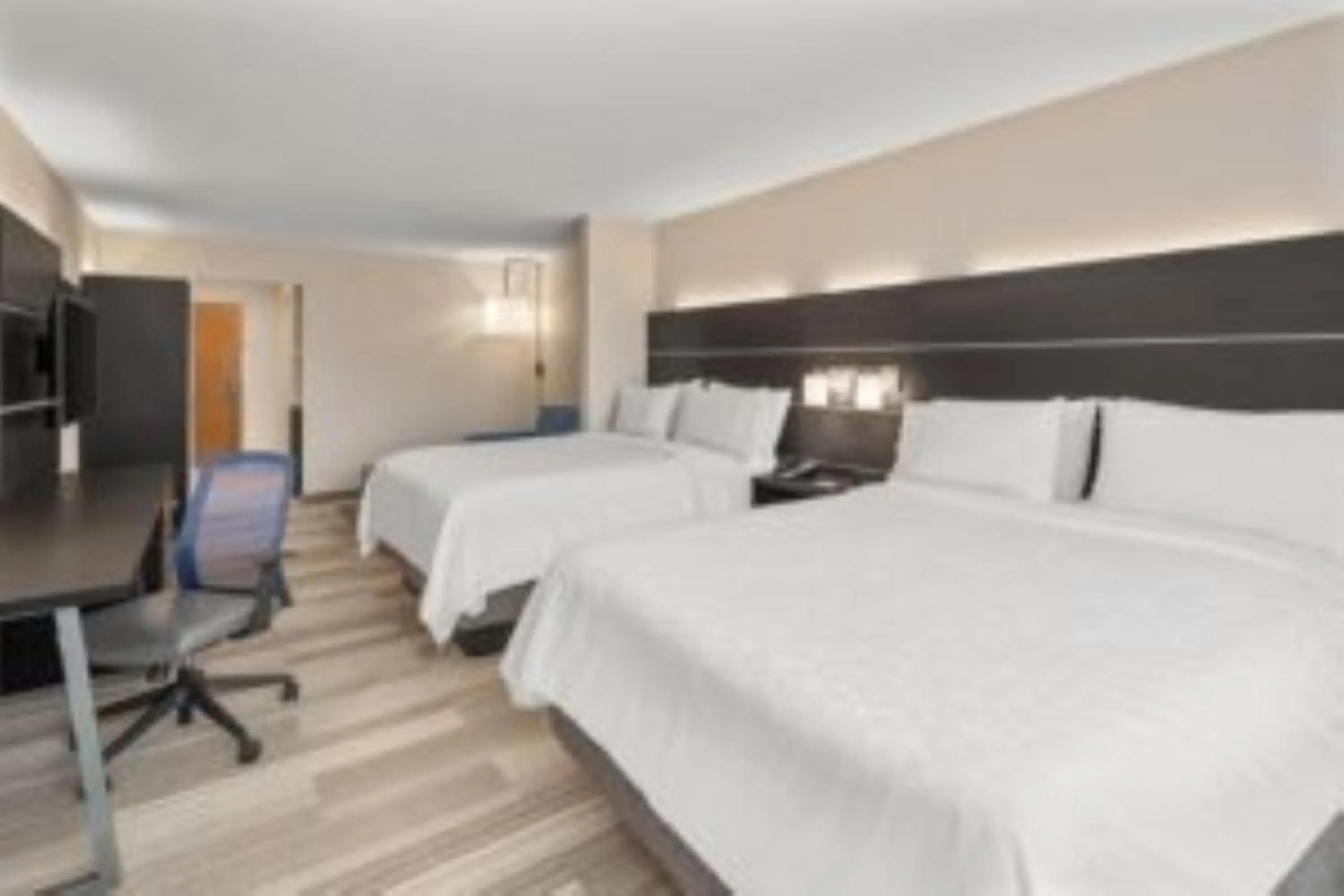 Photo of the whole room, Bed in Holiday Inn Express & Suites Pembroke Pines-Sheridan St by IHG