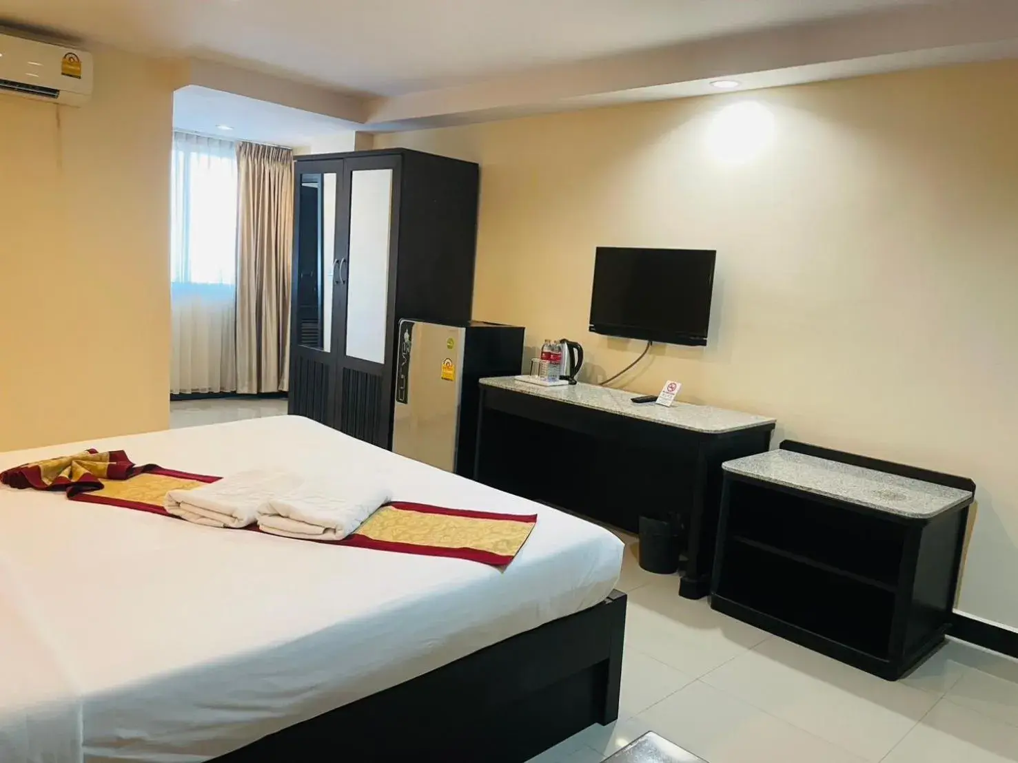 Photo of the whole room, Bed in The Grand Day Night Photo of the whole room, Bed in The Grand Day Night