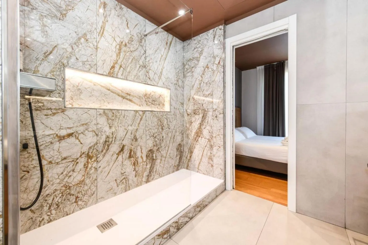 Shower, Bed in Best Western Hotel Arya