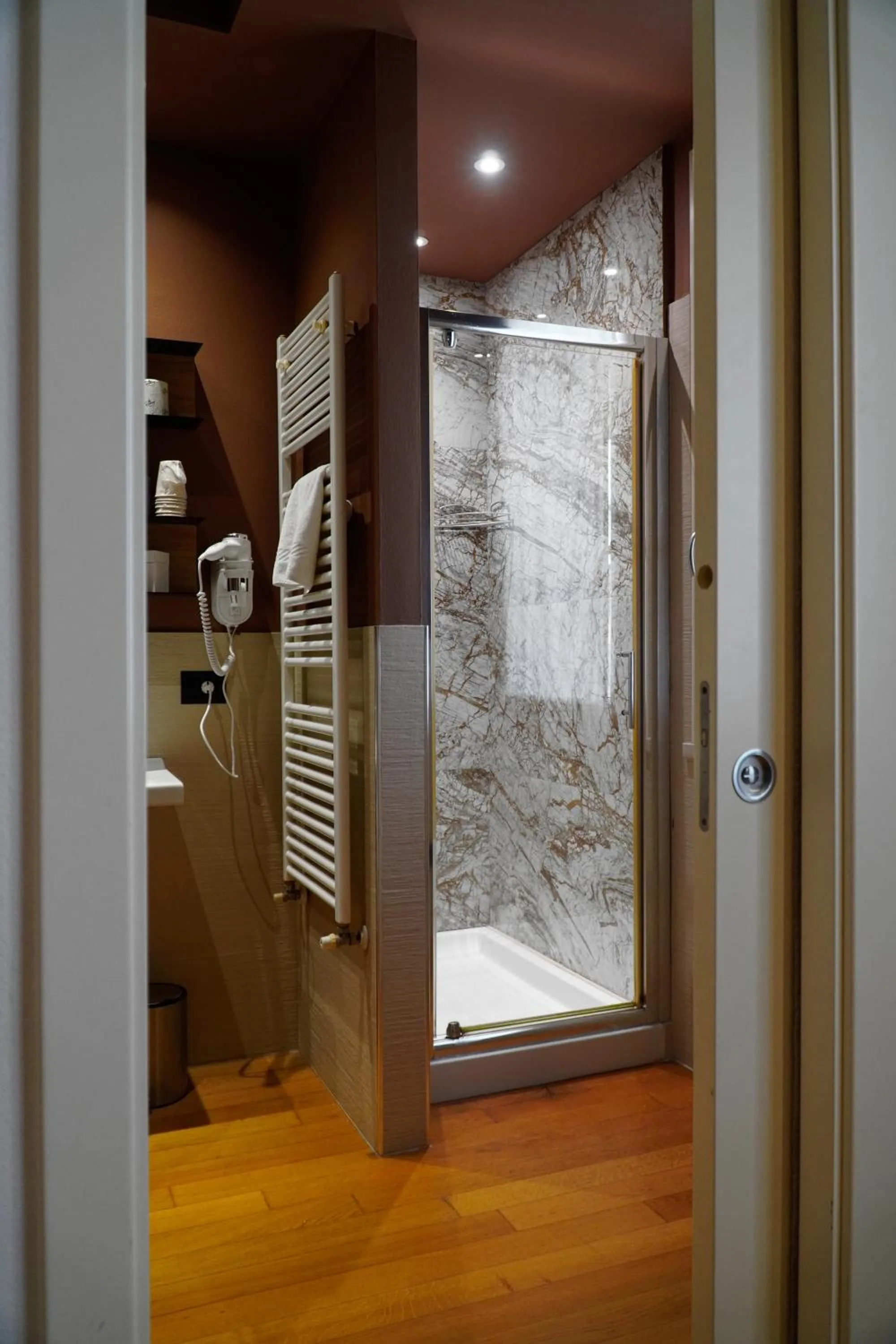 Shower in Hotel Arya by Mauro