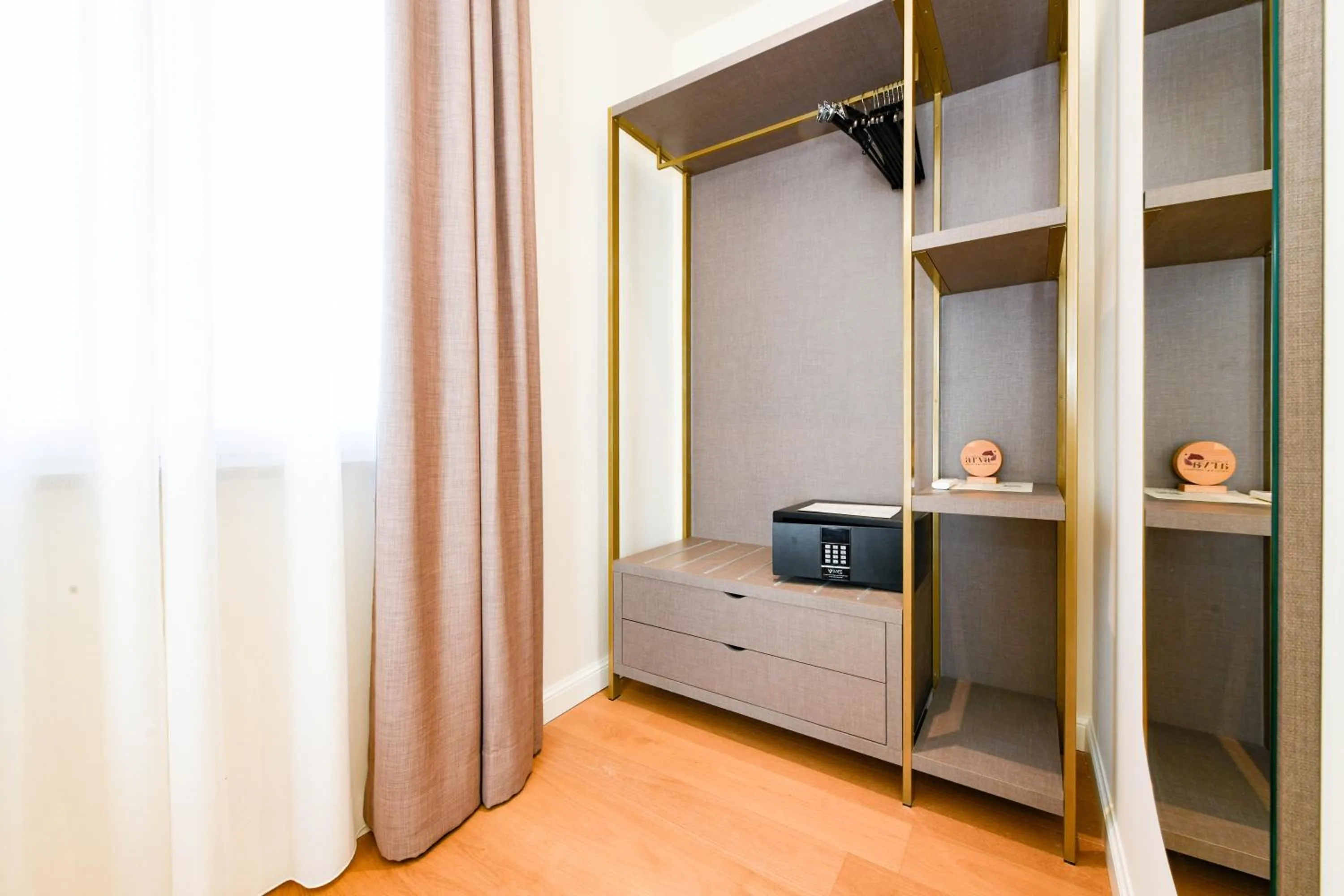 locker, Bed in Best Western Hotel Arya