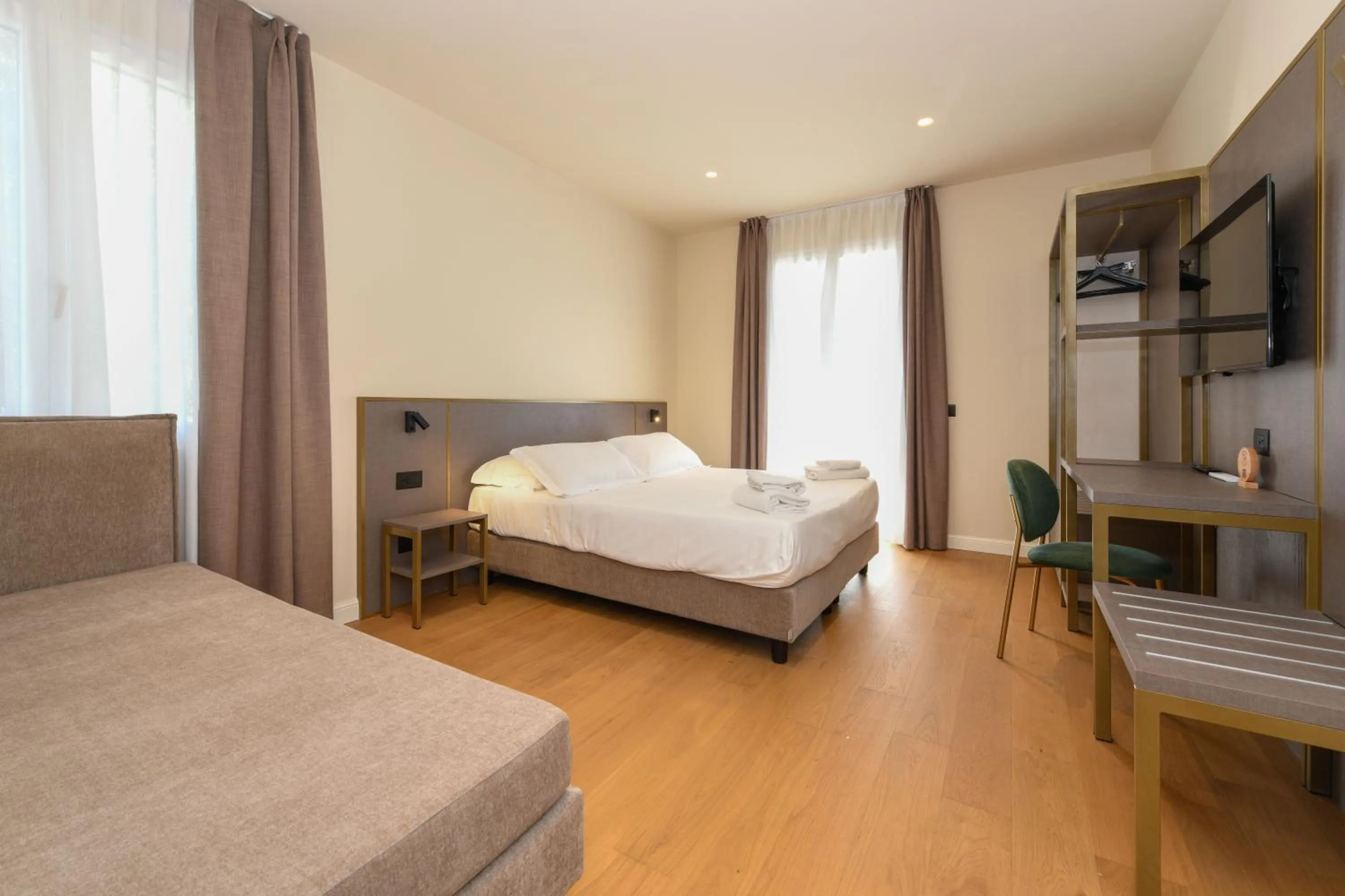 Bed in Best Western Hotel Arya