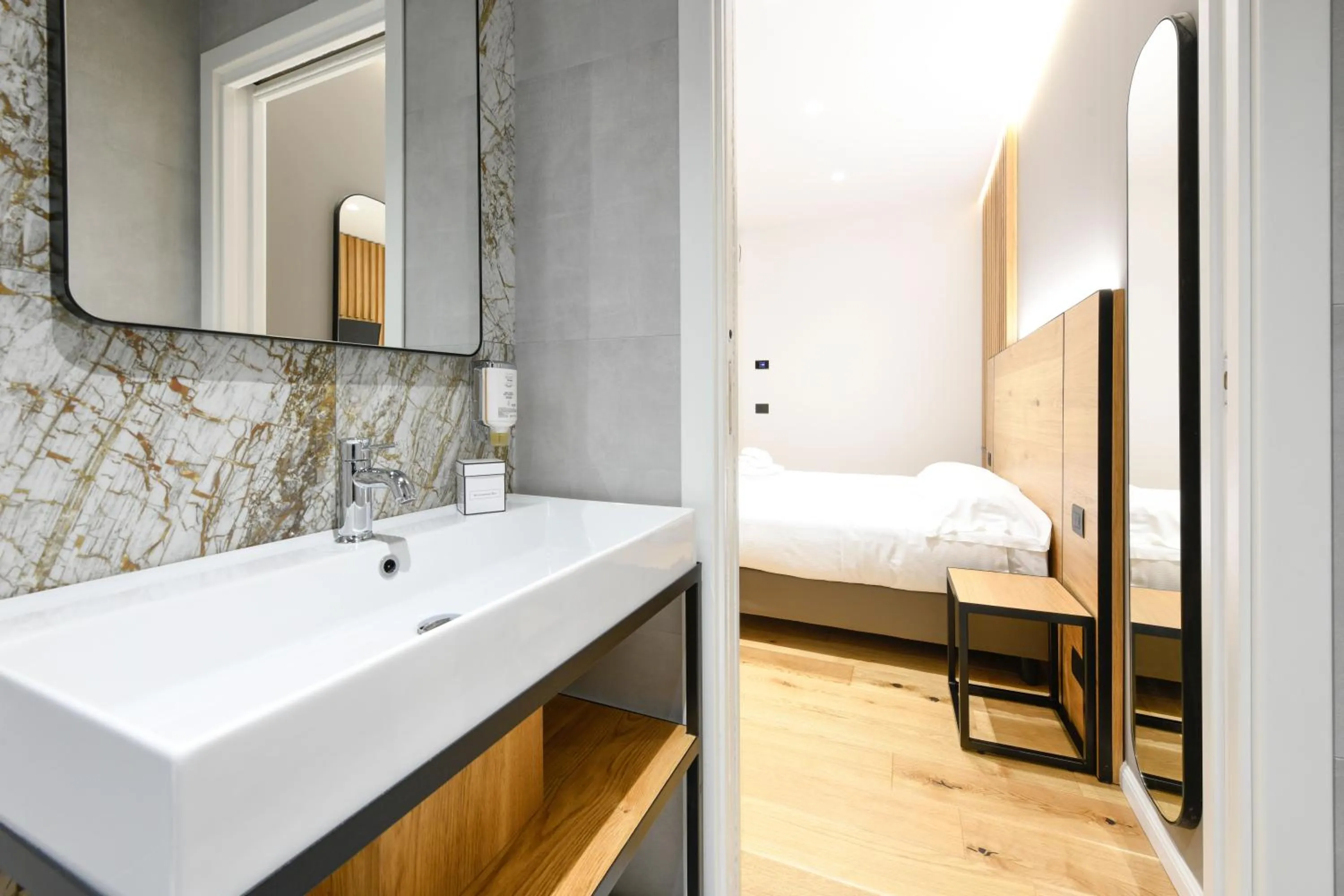 Bathroom, Bed in Hotel Arya by Mauro