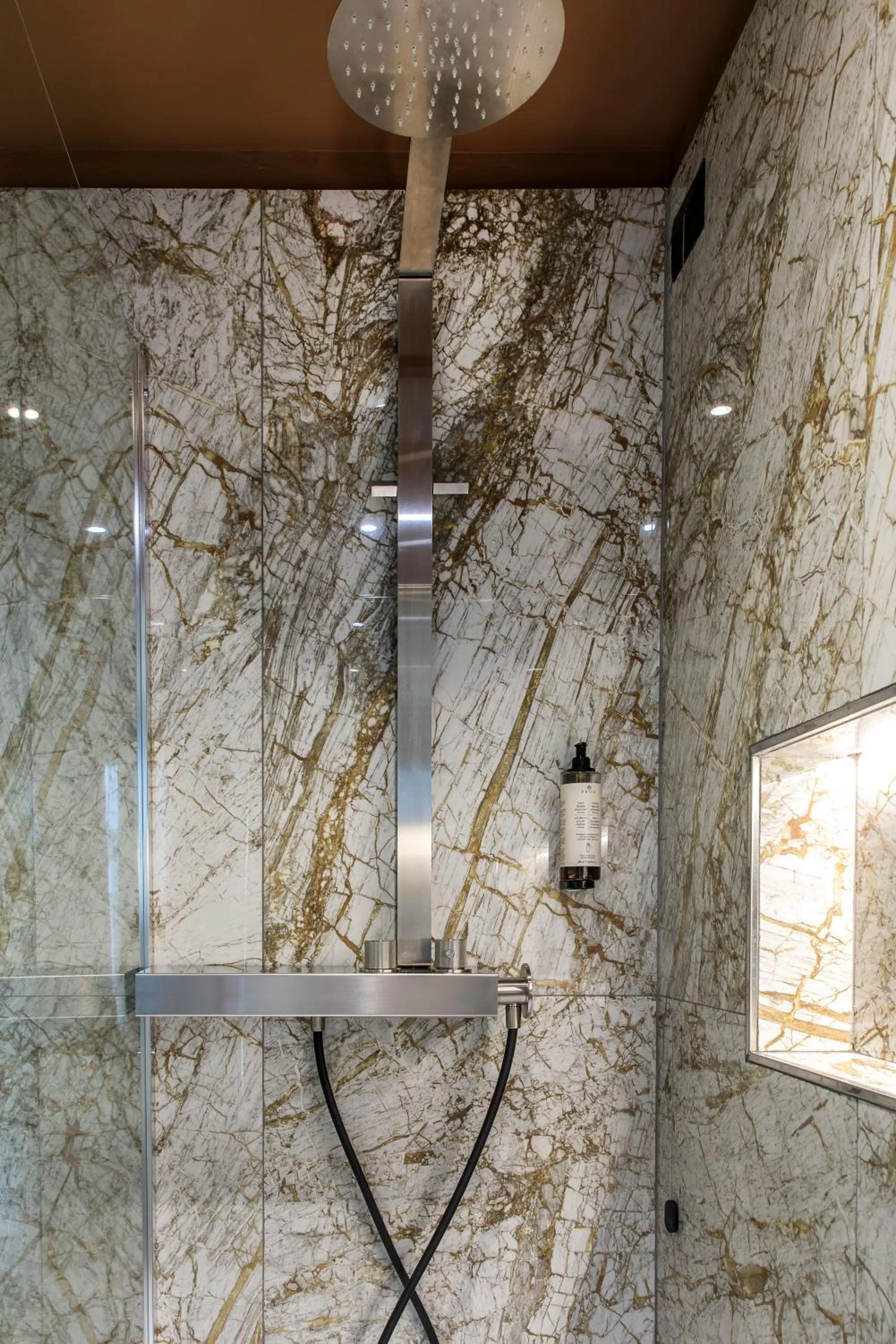 Shower in Hotel Arya by Mauro