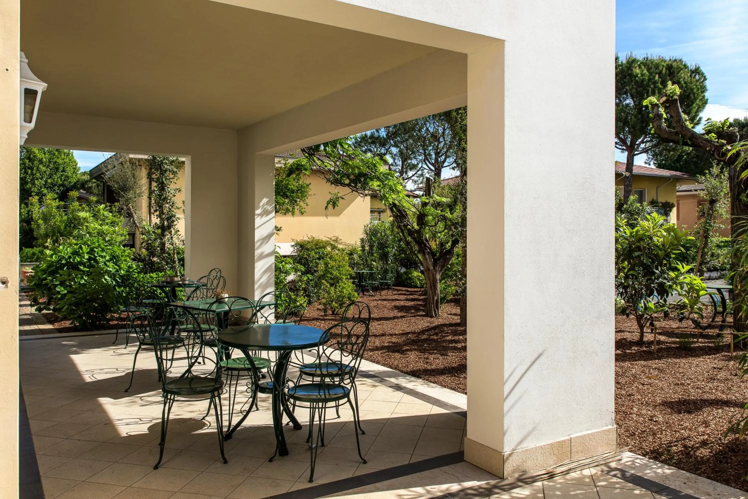 Garden in Hotel Arya by Mauro