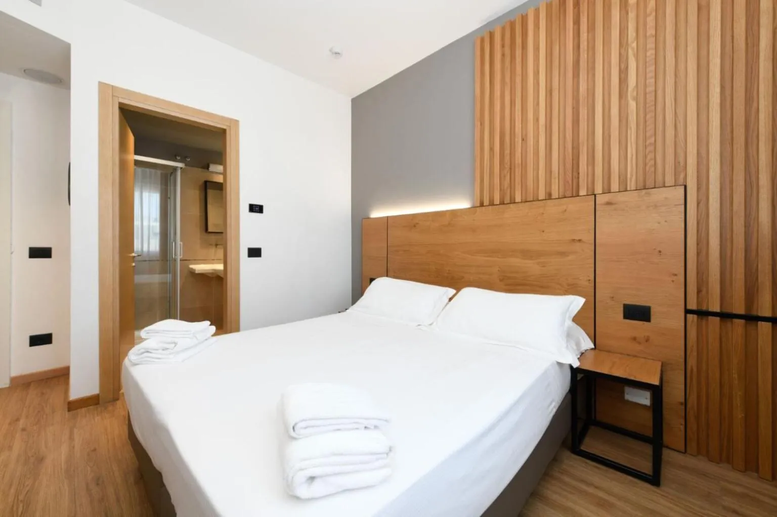 Shower, Bed in Best Western Hotel Arya