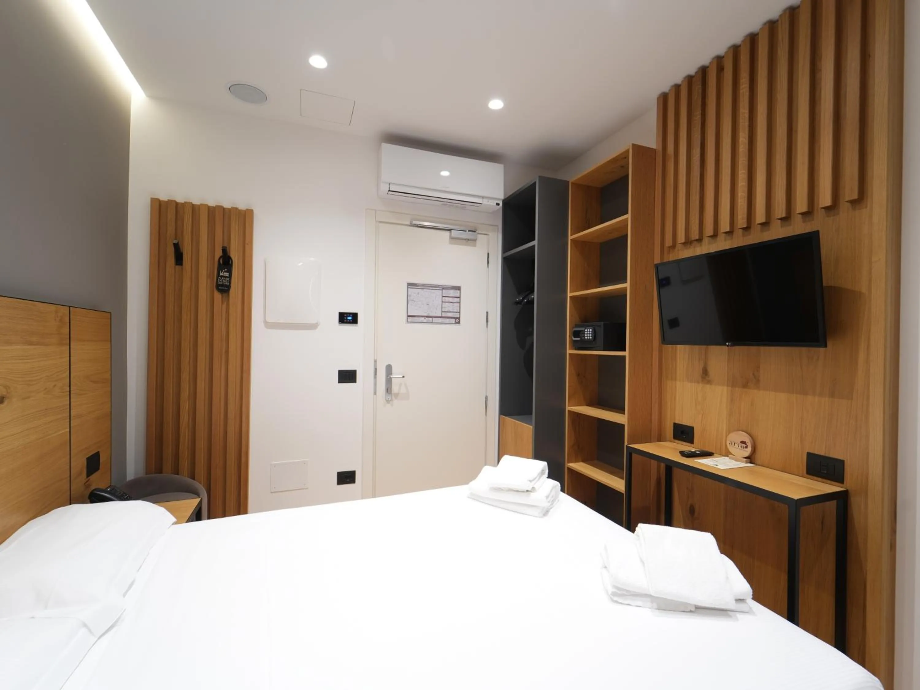 Bedroom, Bed in Hotel Arya by Mauro