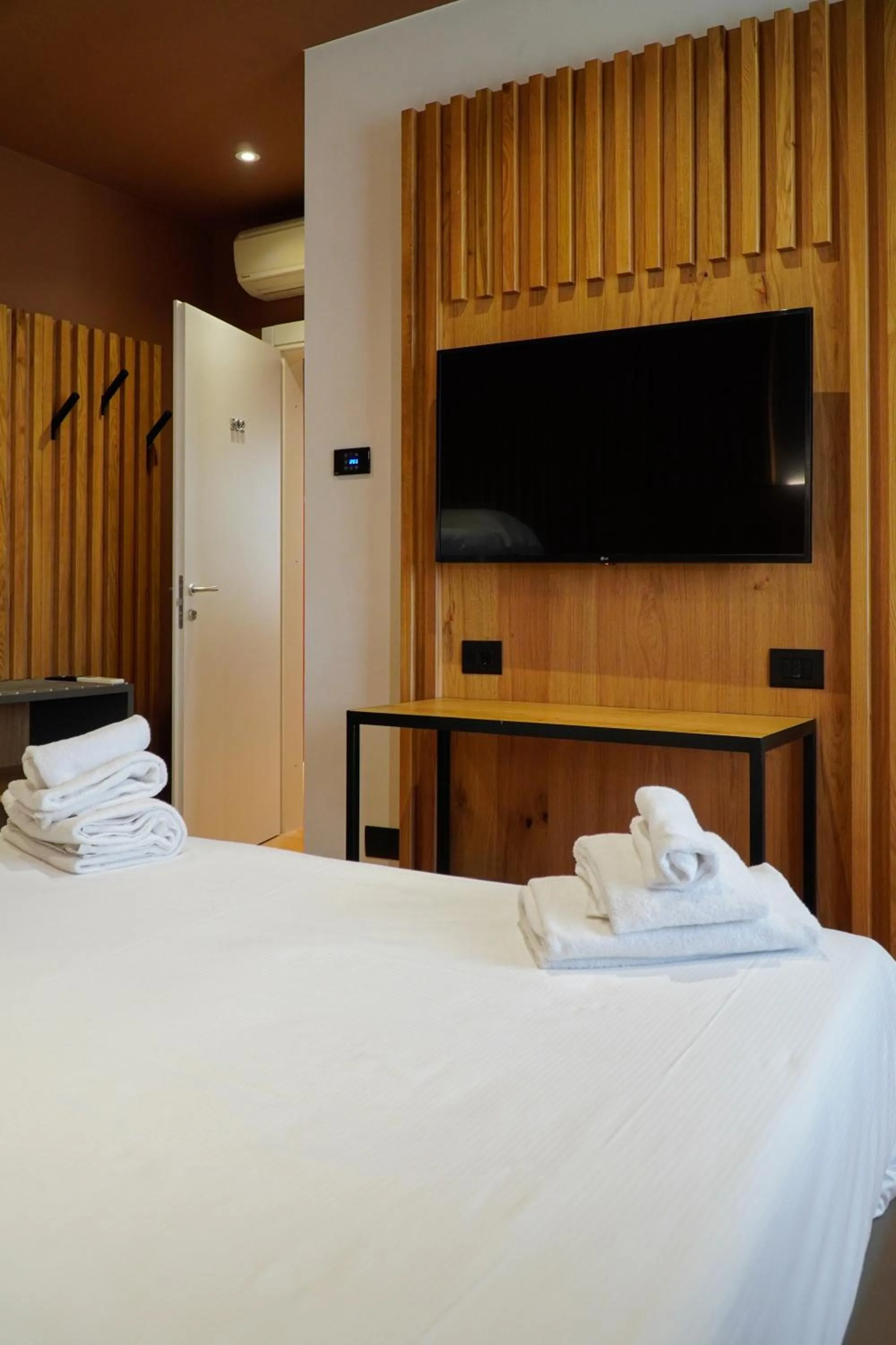 TV and multimedia, Bed in Hotel Arya by Mauro