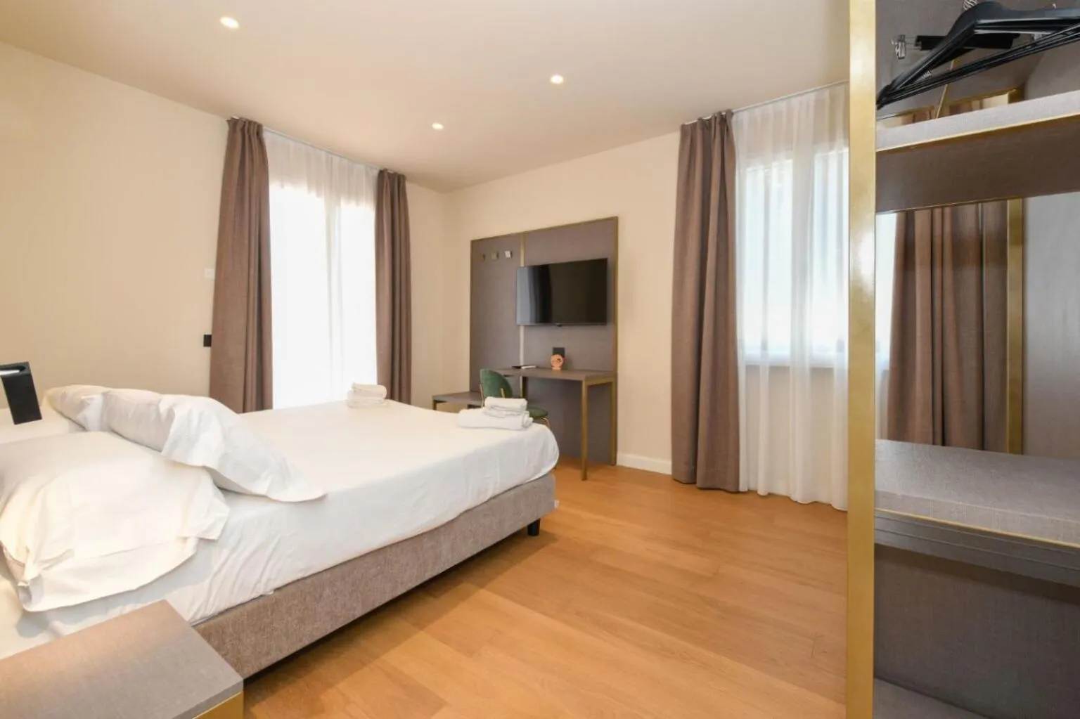 Bed in Best Western Hotel Arya