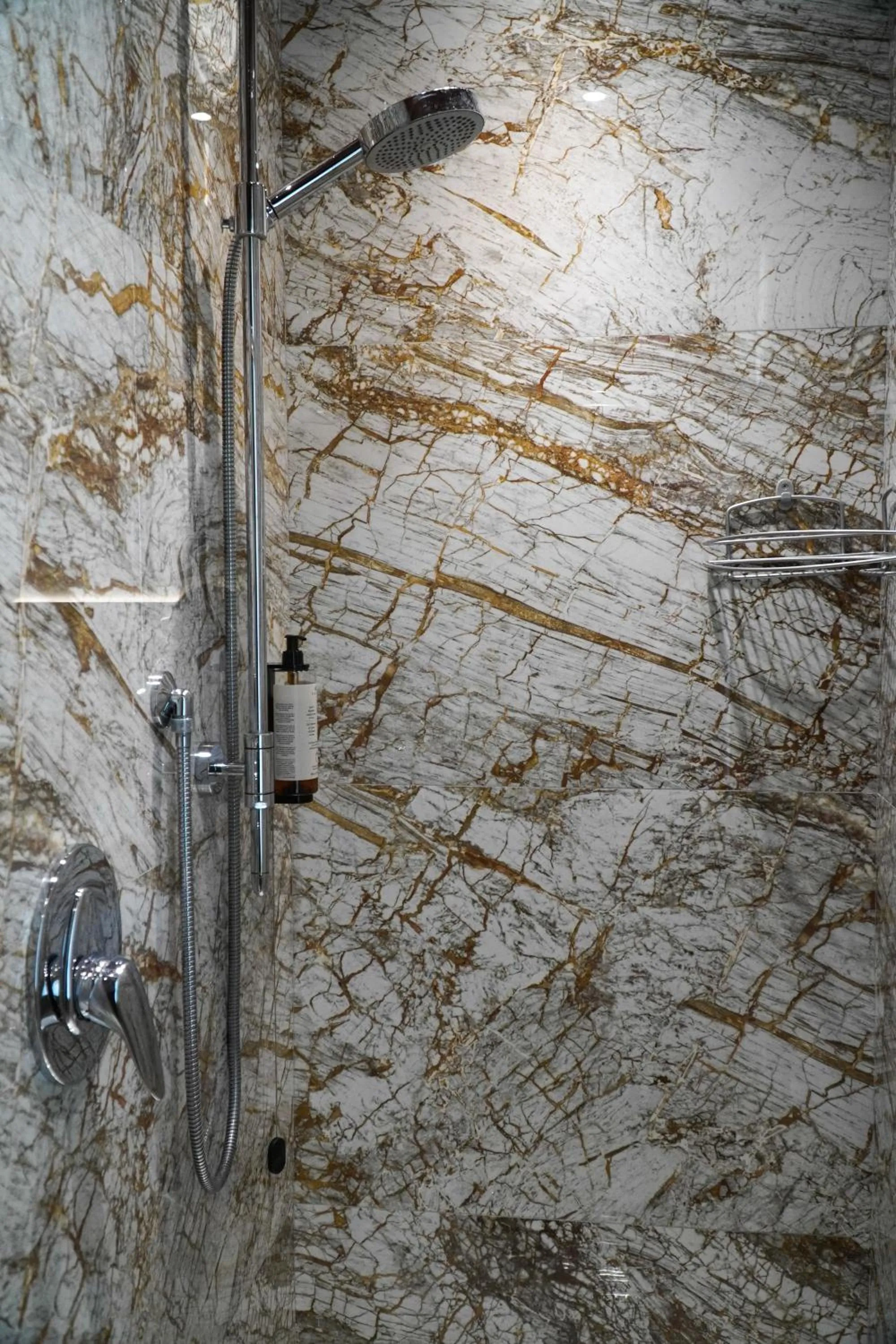 Shower in Hotel Arya by Mauro