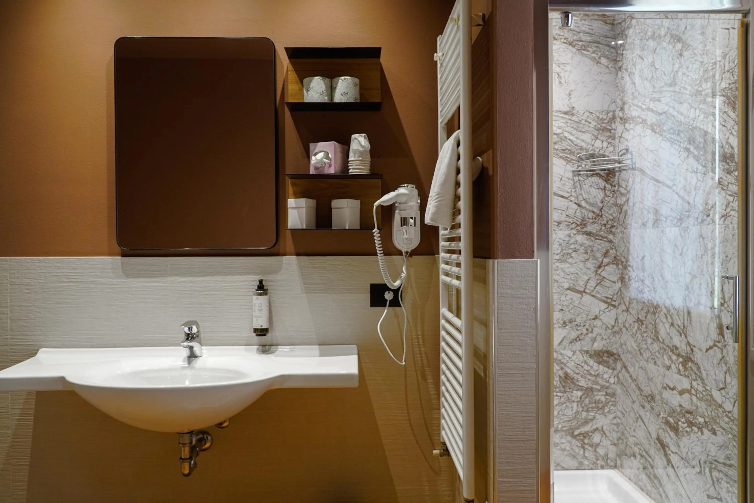 Shower in Hotel Arya by Mauro