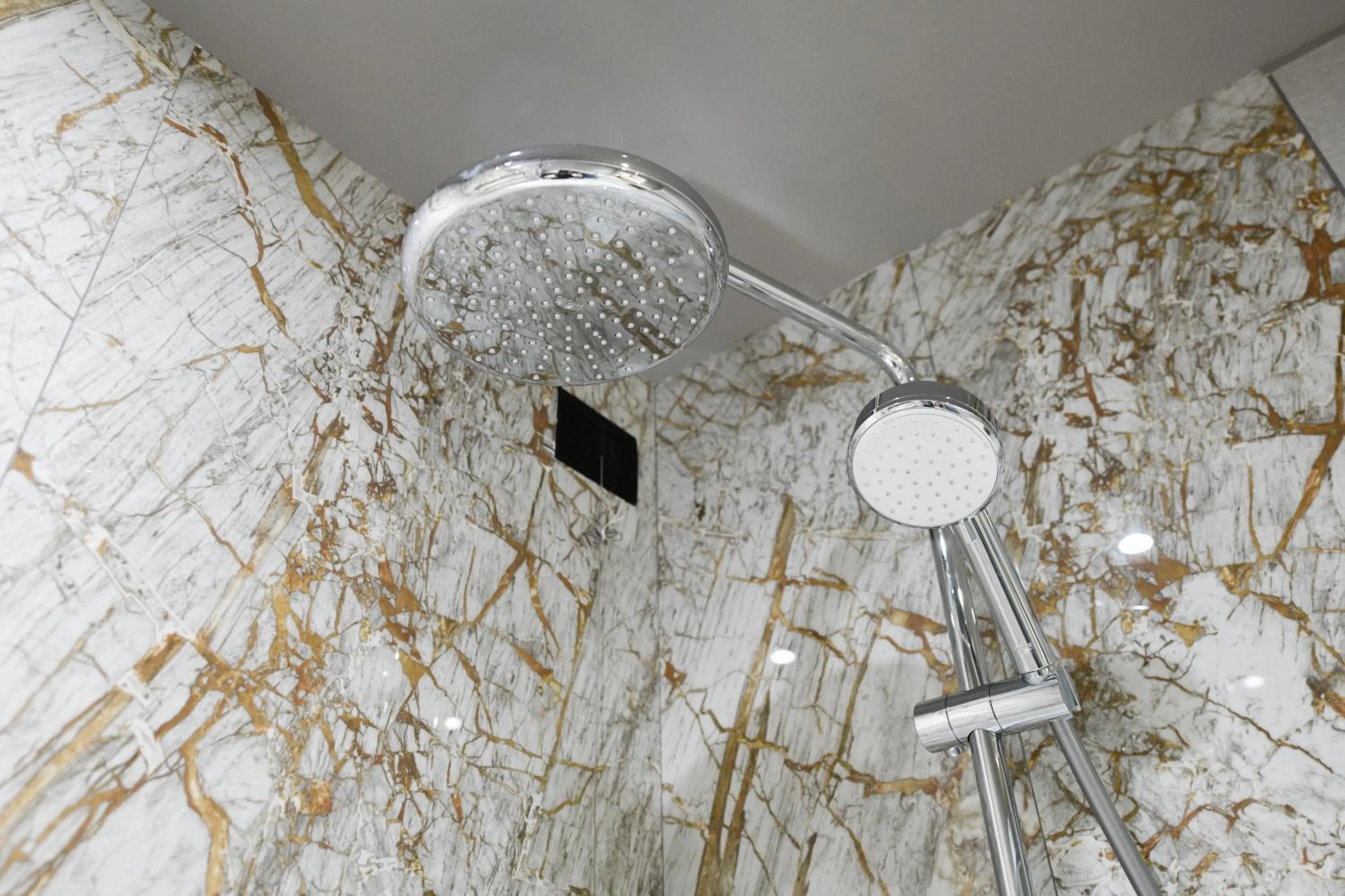 Shower in Hotel Arya by Mauro