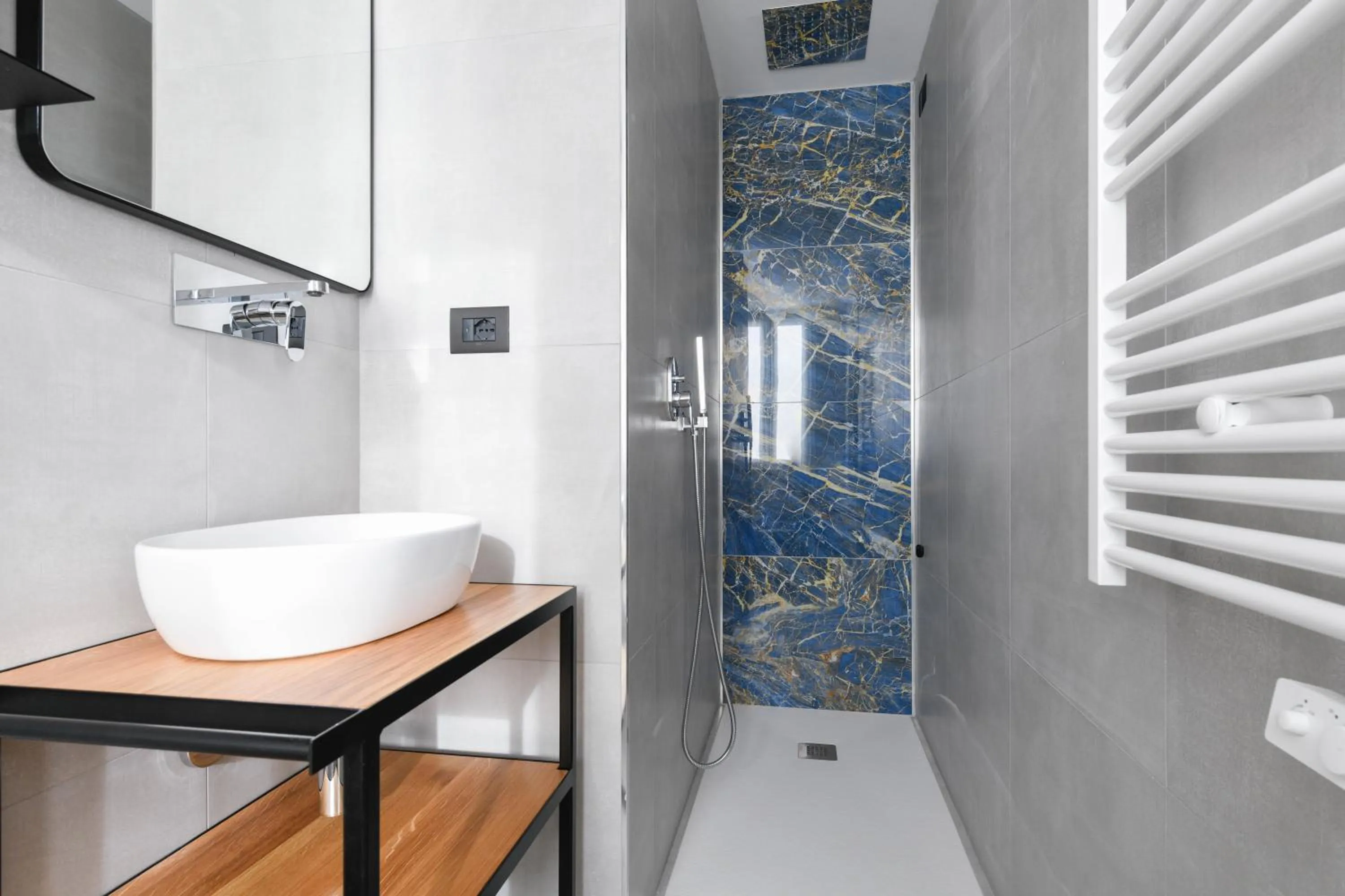 Shower in Hotel Arya by Mauro