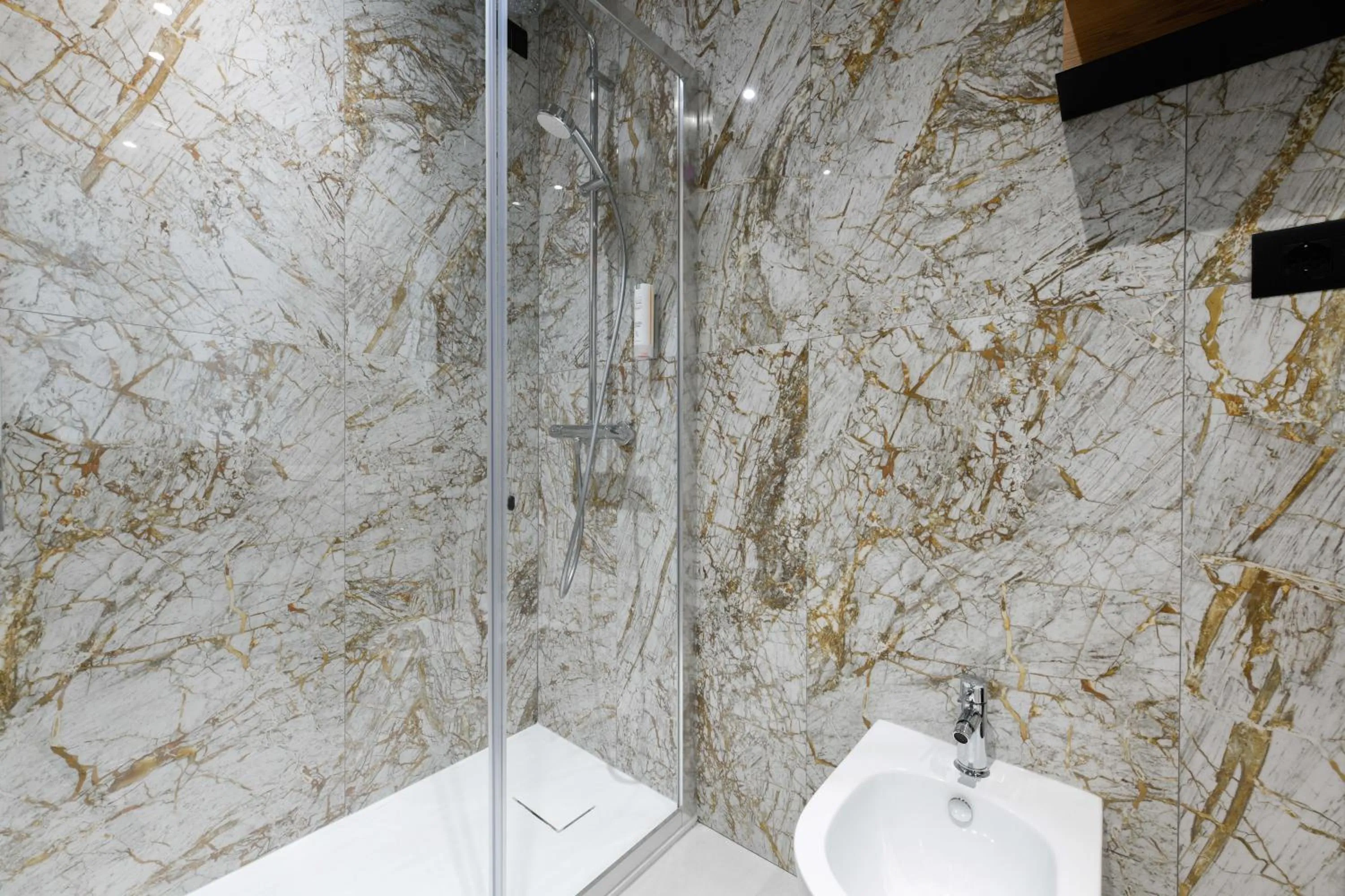 Shower in Hotel Arya by Mauro