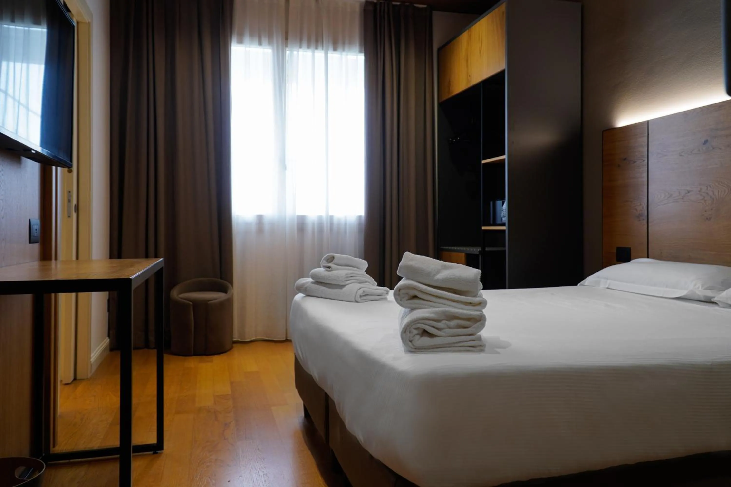 TV and multimedia, Bed in Hotel Arya by Mauro