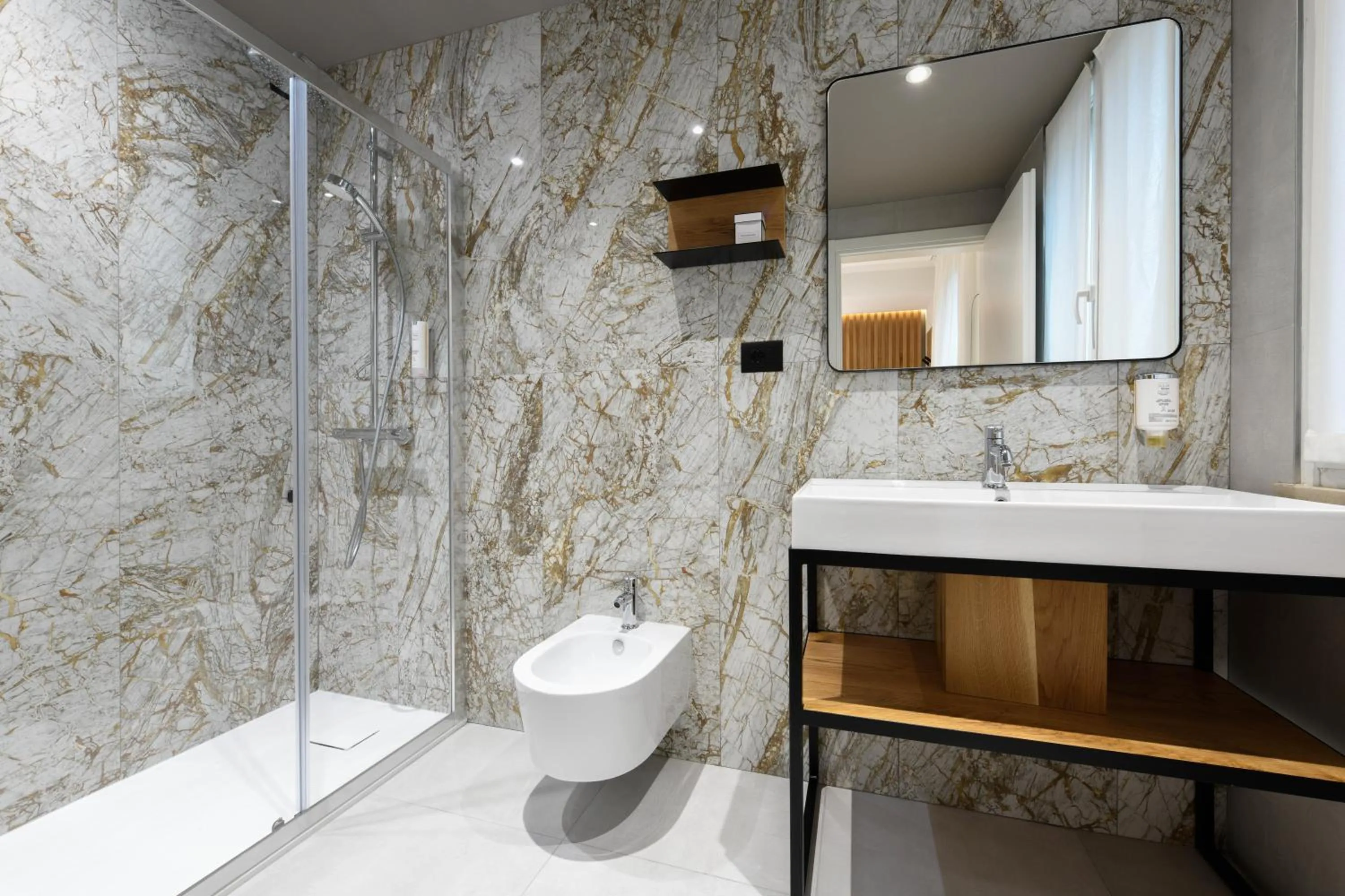 Shower in Hotel Arya by Mauro