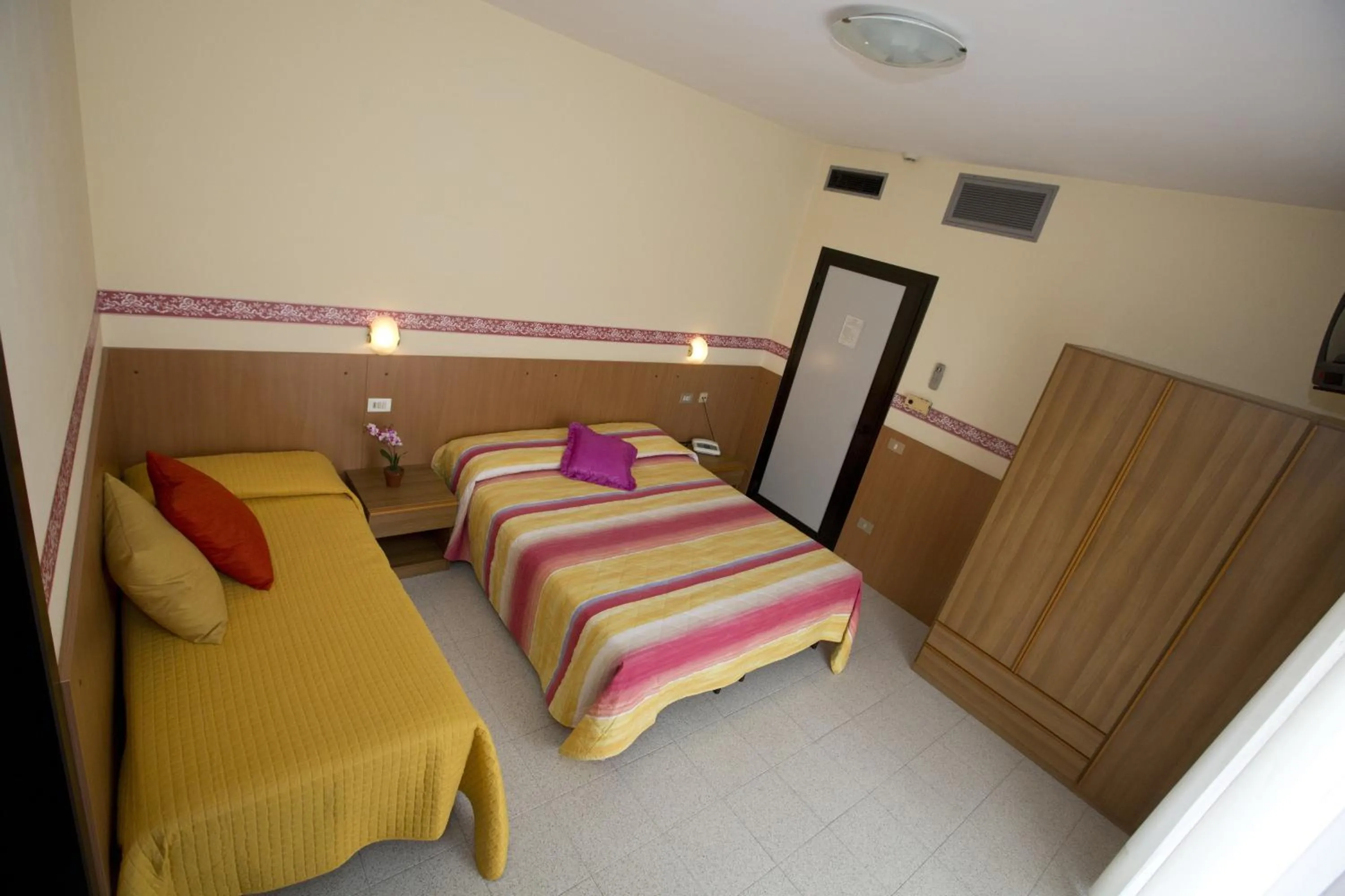 Photo of the whole room, Bed in Hotel Ganfo