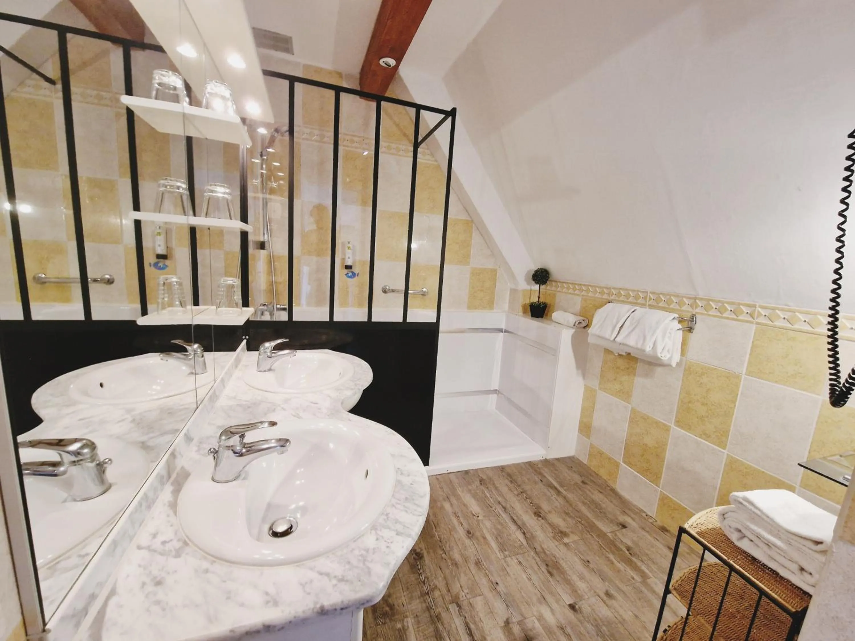 Bathroom in Les Terrasses de Saumur - Hôtel & Appartements - Restaurant & Spa (Logis)