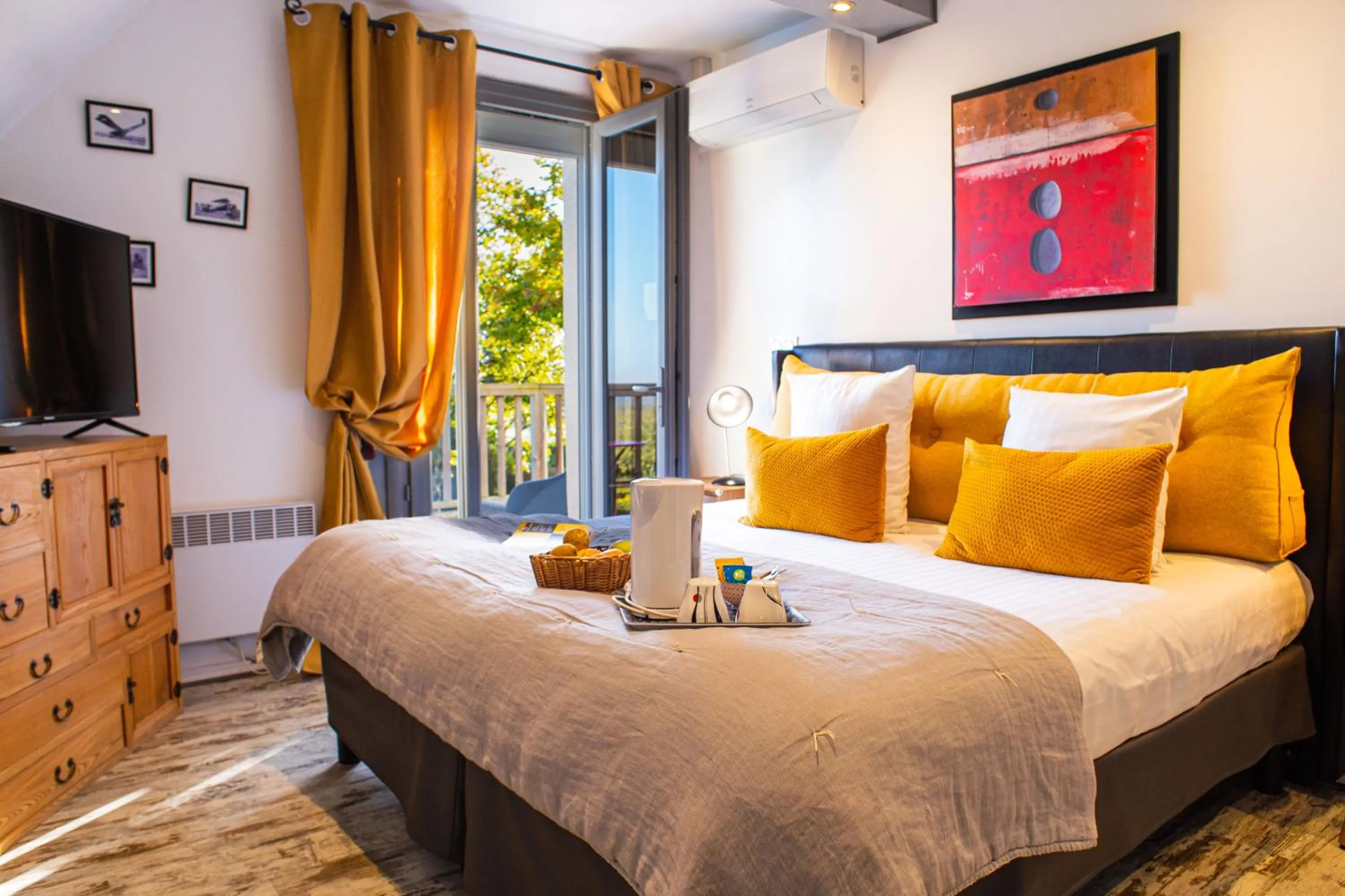 Photo of the whole room, Bed in Les Terrasses de Saumur - Hôtel & Appartements - Restaurant & Spa (Logis)