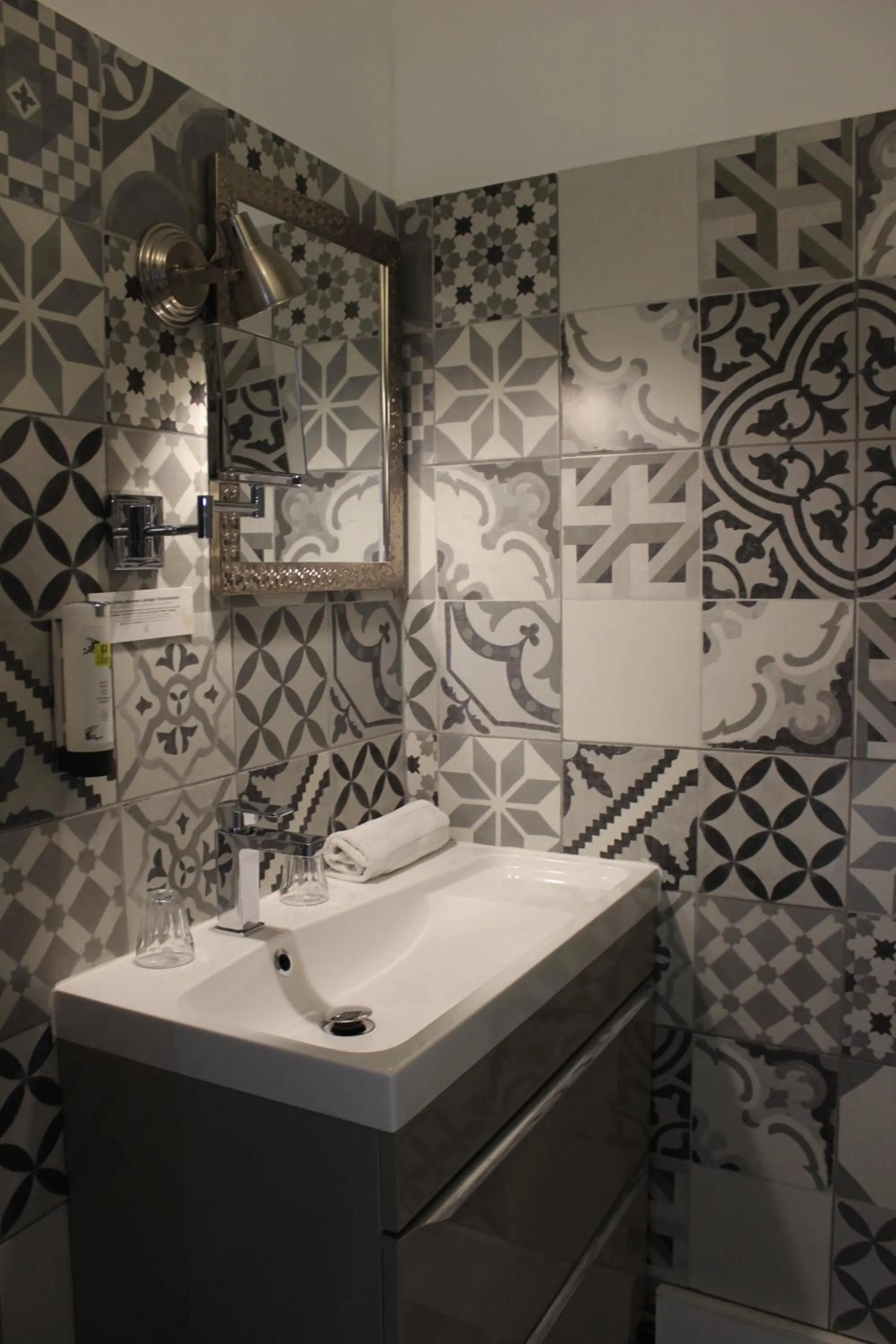 Bathroom in Les Terrasses de Saumur - Hôtel & Appartements - Restaurant & Spa (Logis)