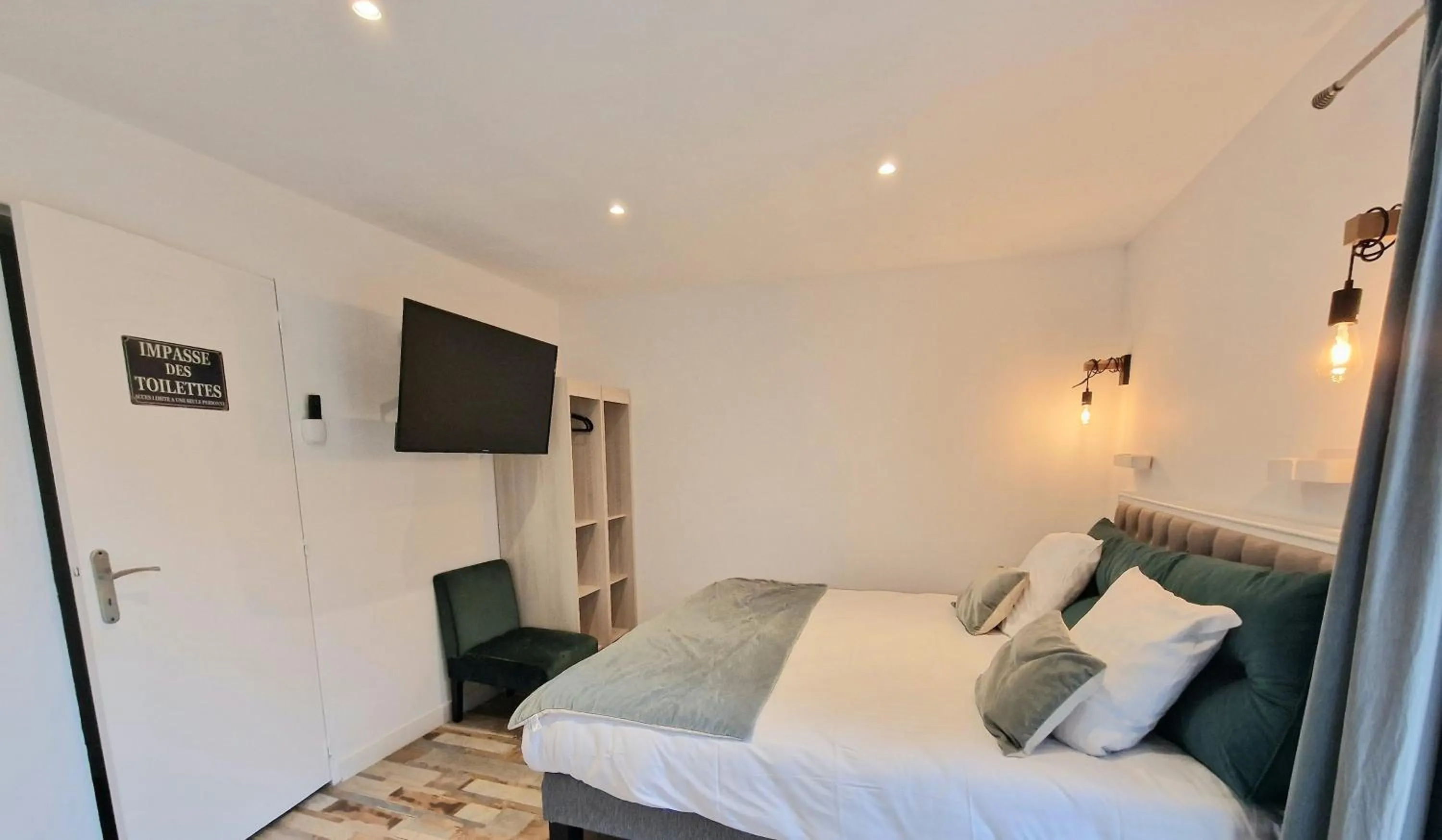 Photo of the whole room, Bed in Les Terrasses de Saumur - Hôtel & Appartements - Restaurant & Spa (Logis)