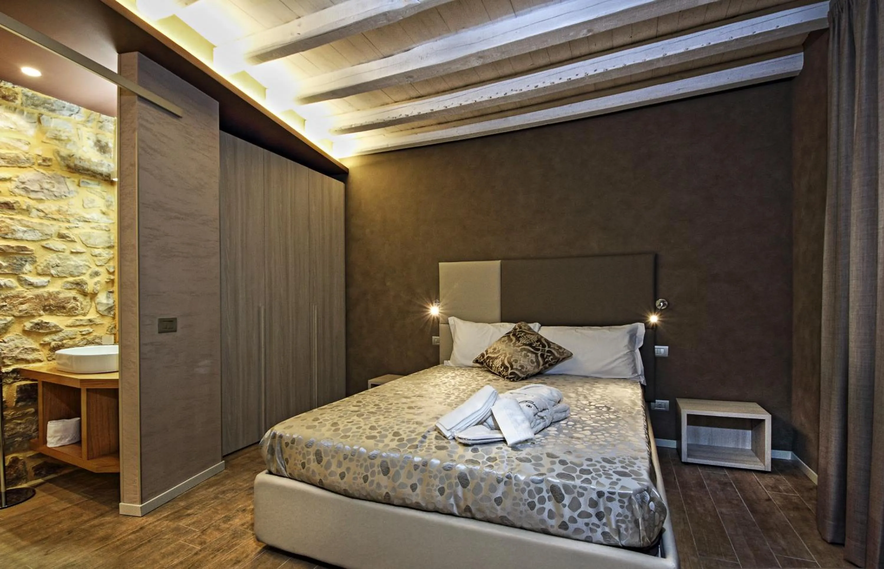 Bedroom, Bed in Notti O' Tunn Luxury Rooms in centro