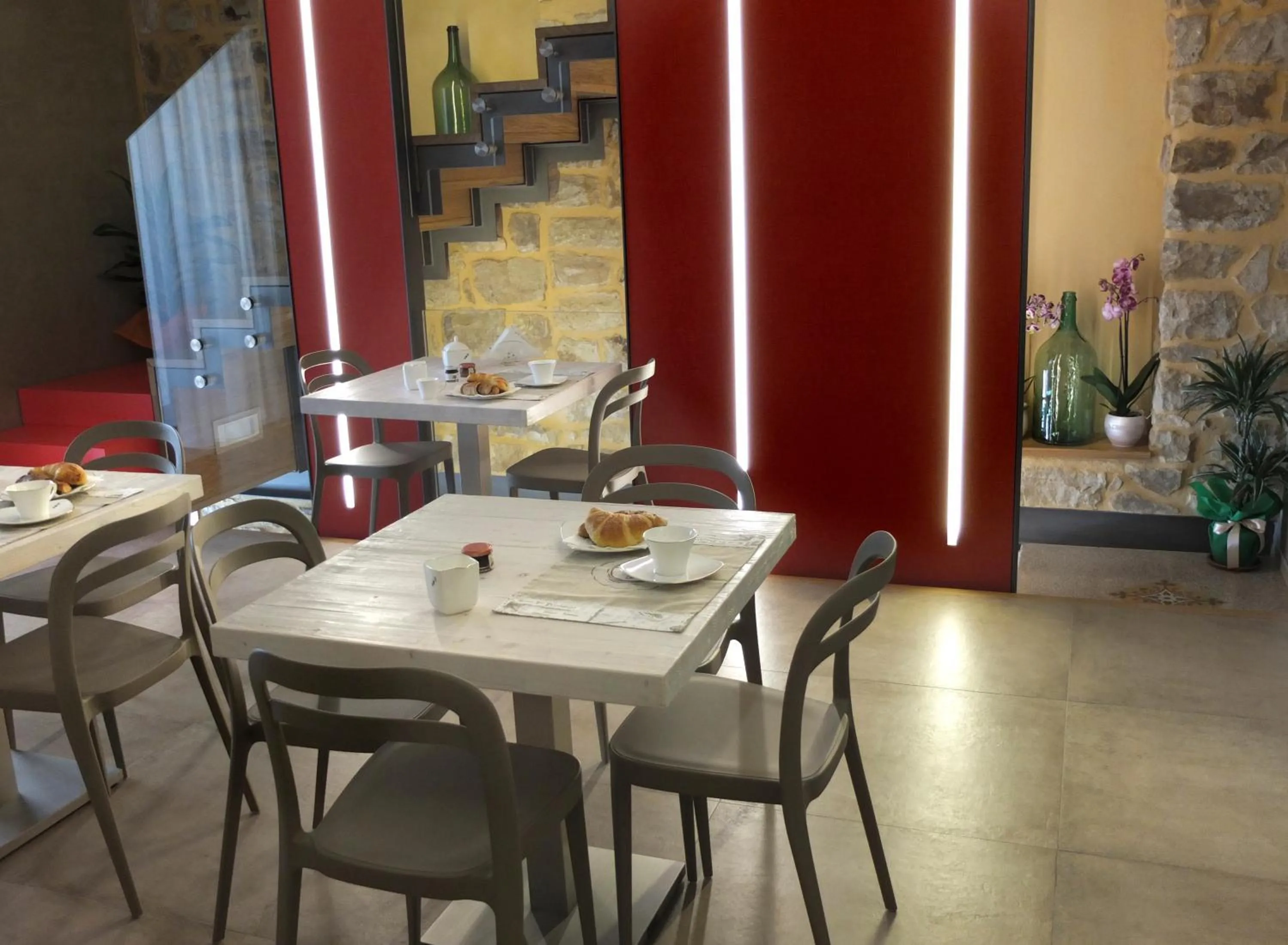 Restaurant/places to eat in Notti O' Tunn Luxury Rooms in centro