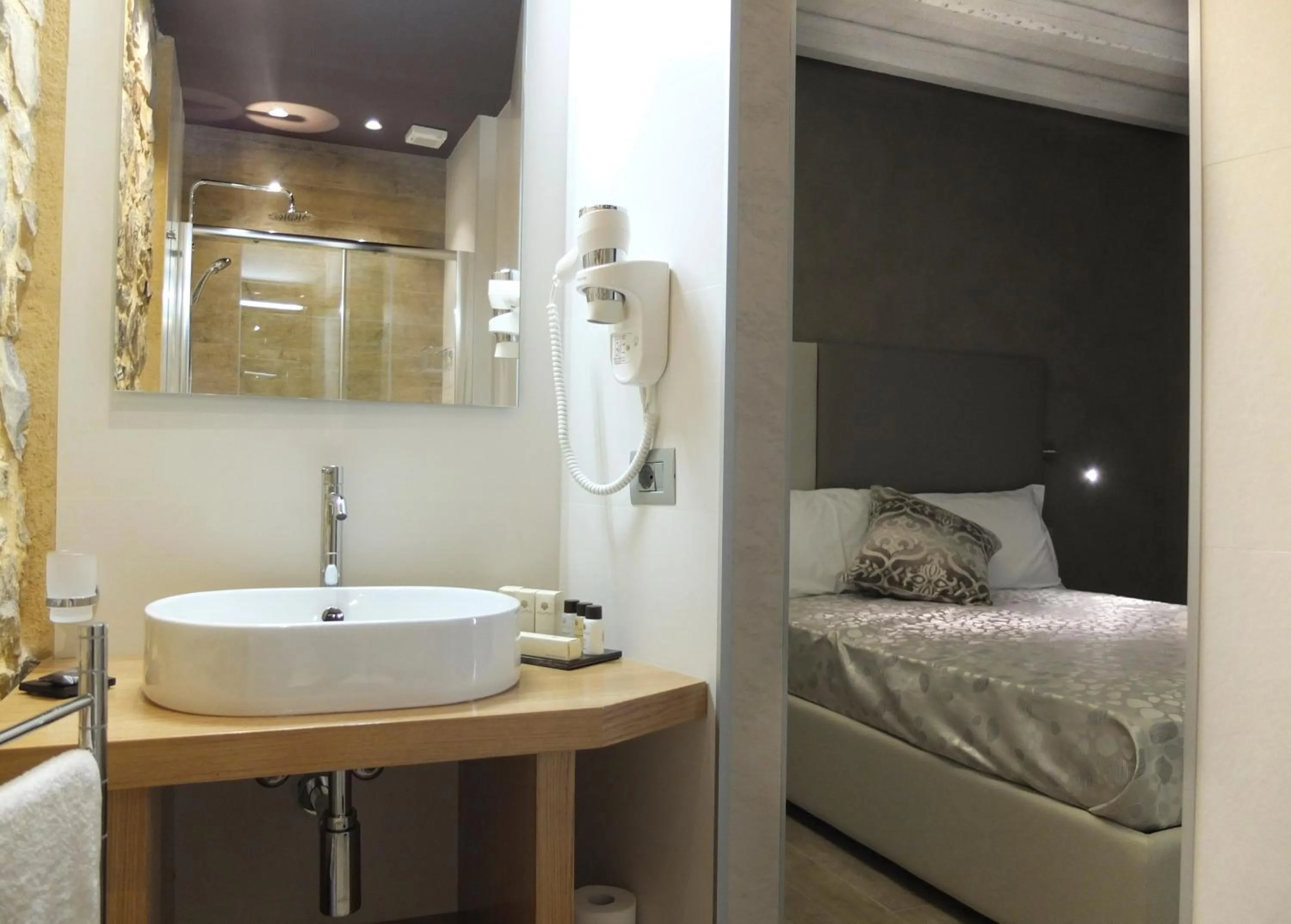 Bedroom, Bed in Notti O' Tunn Luxury Rooms in centro