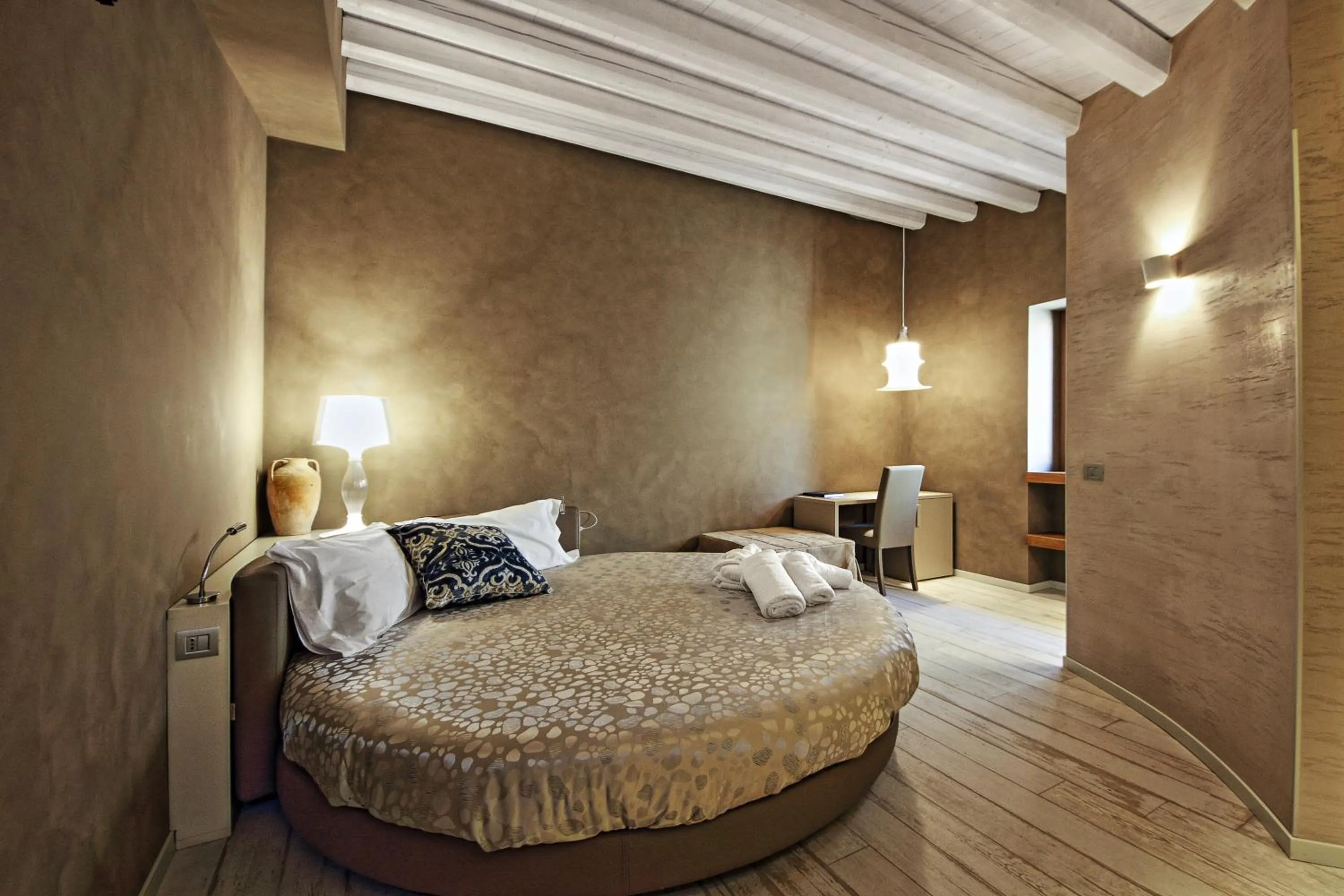 Bedroom, Bed in Notti O' Tunn Luxury Rooms in centro