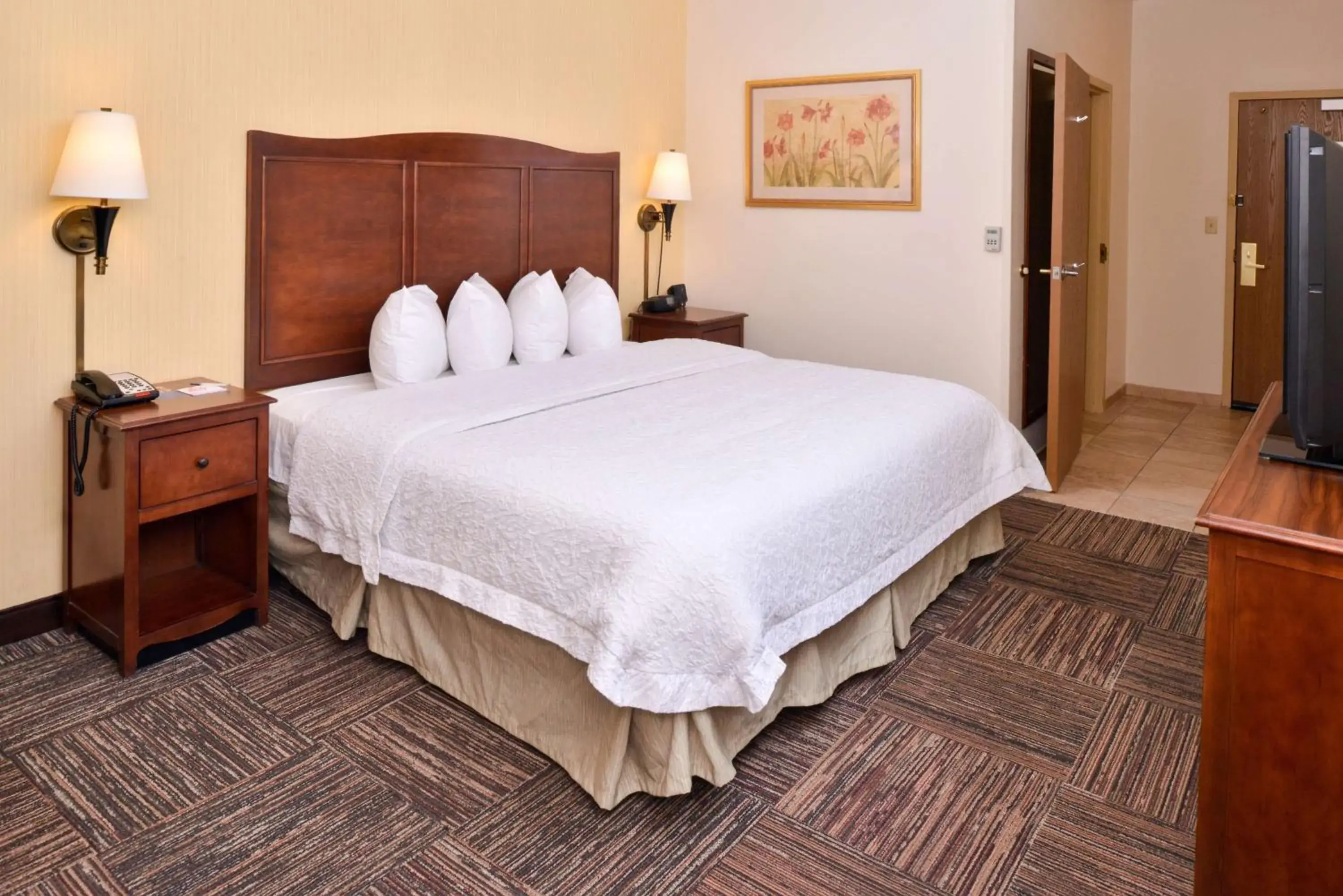 Photo of the whole room, Bed in Hampton Inn Elkhart Photo of the whole room, Bed in Hampton Inn Elkhart
