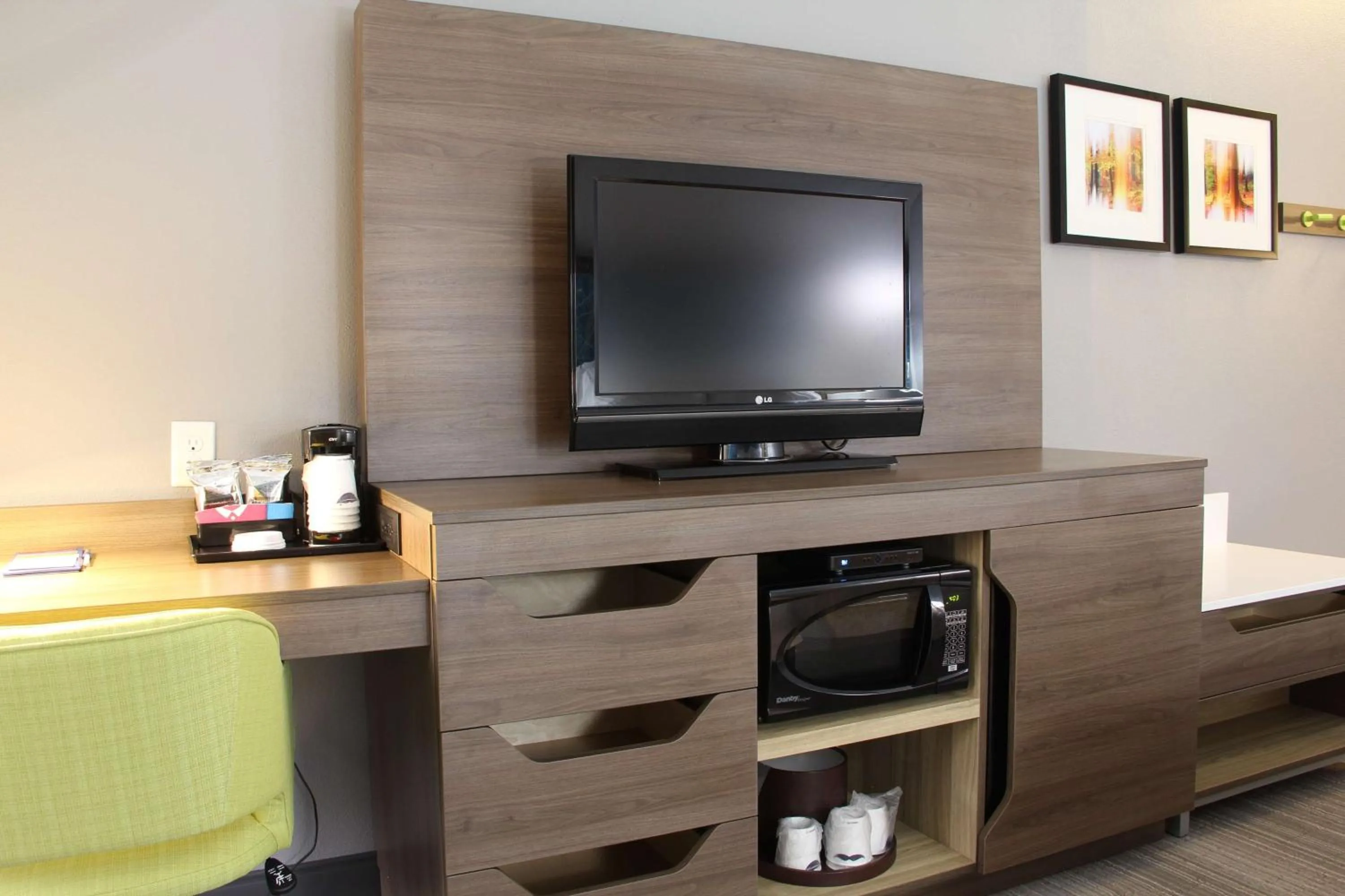 Bedroom, Bed in Hampton Inn Danville