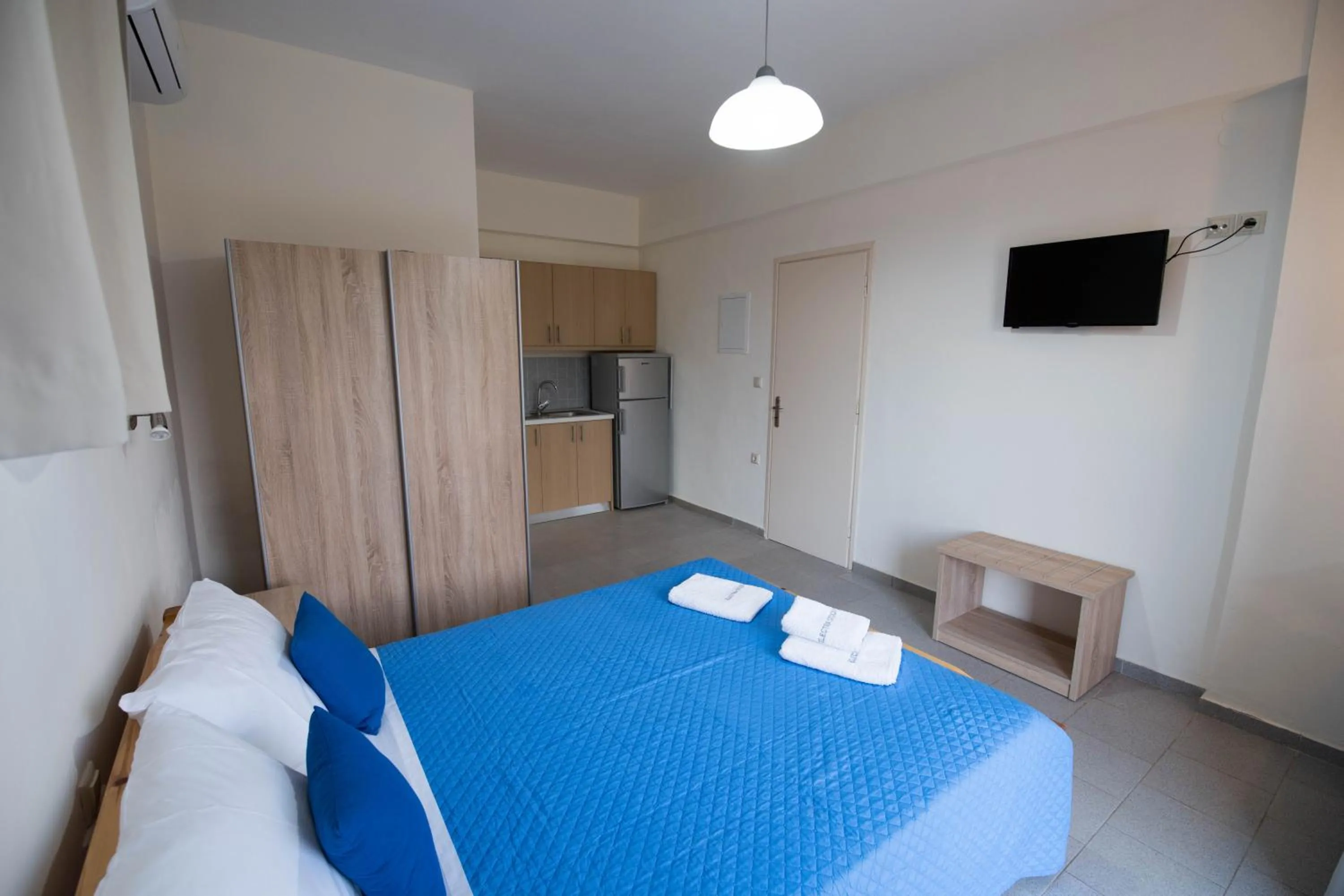 Photo of the whole room, Bed in Electra Studios