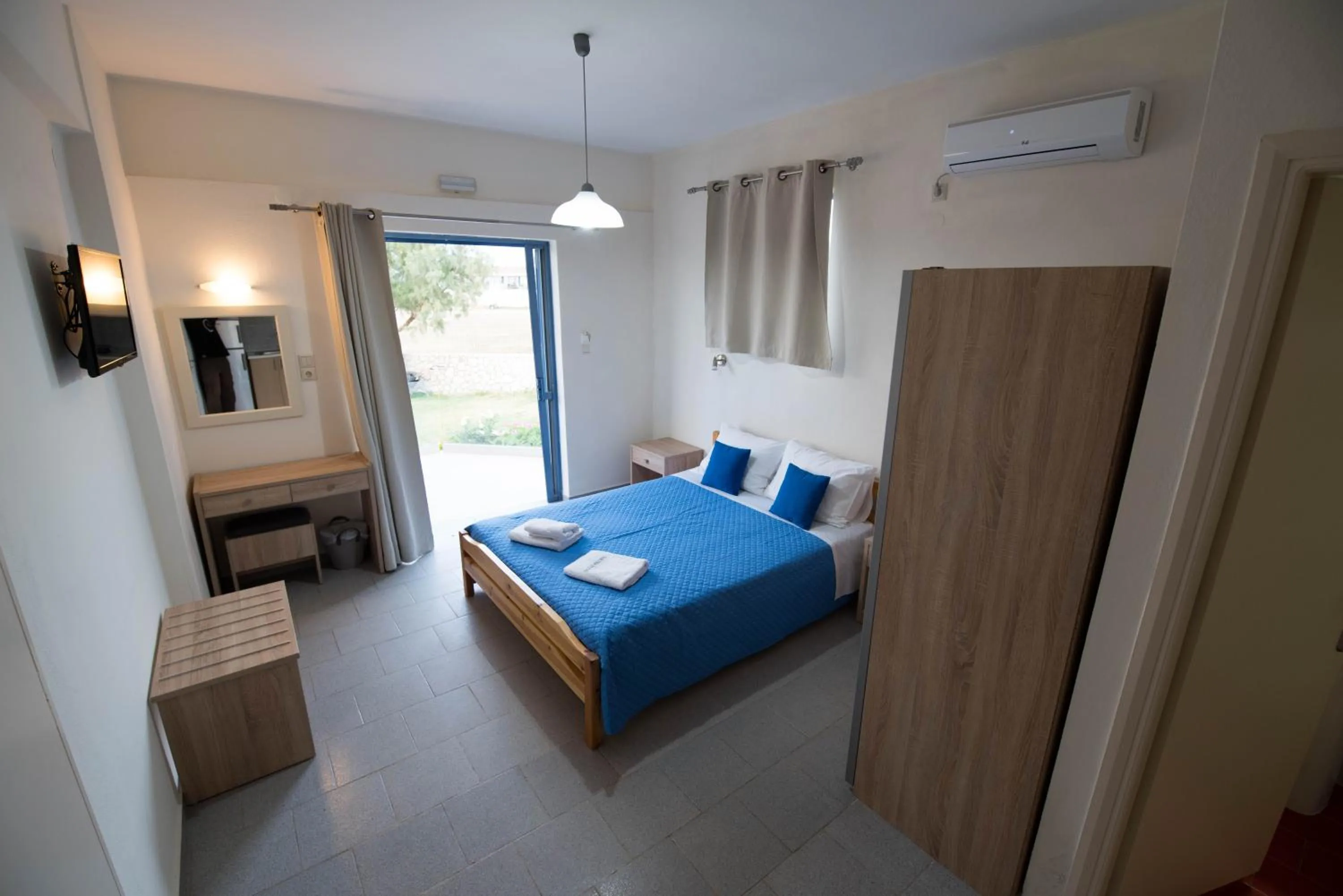 Photo of the whole room, Bed in Electra Studios