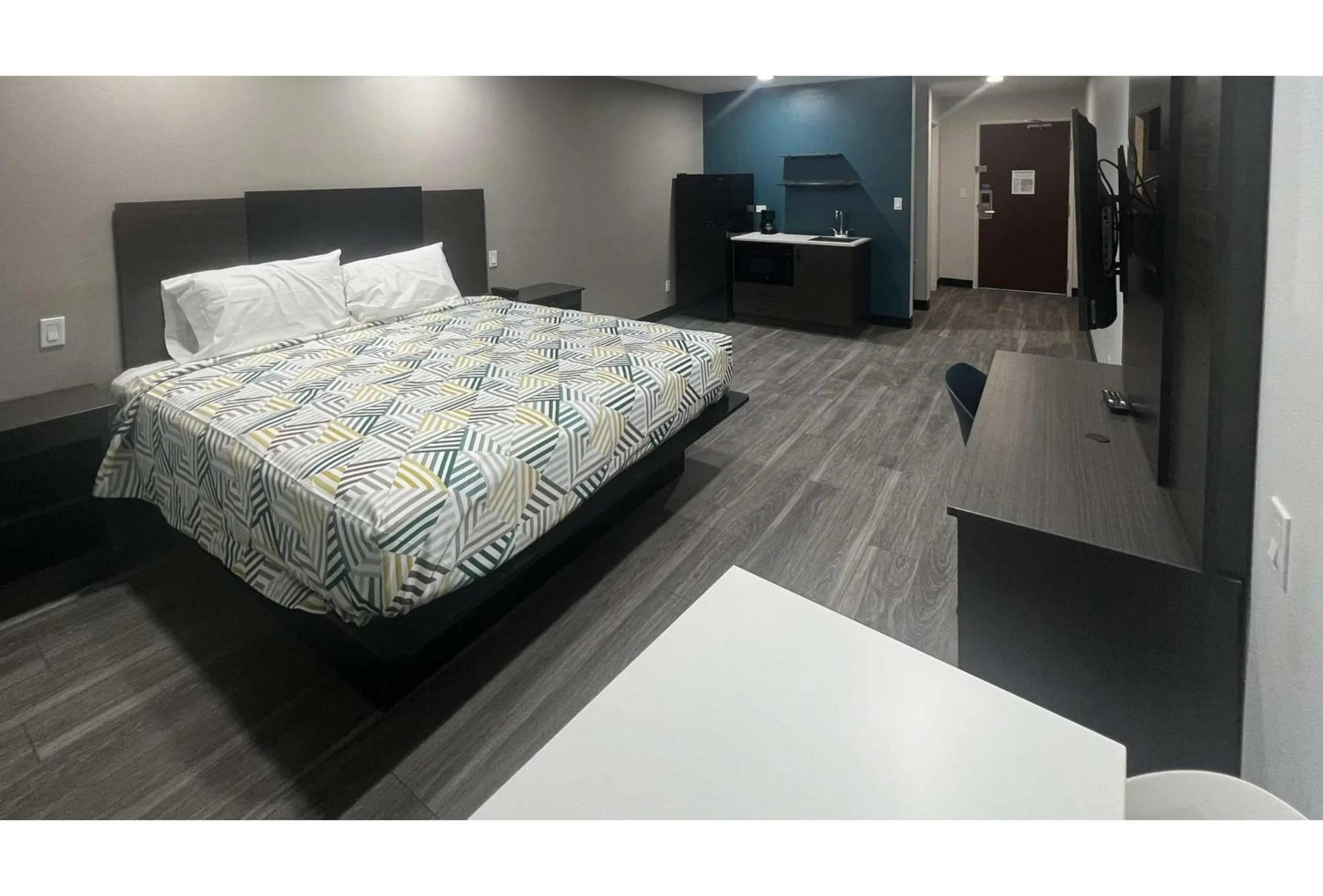 Bedroom, Bed in Studio 6 Oklahoma City, OK South