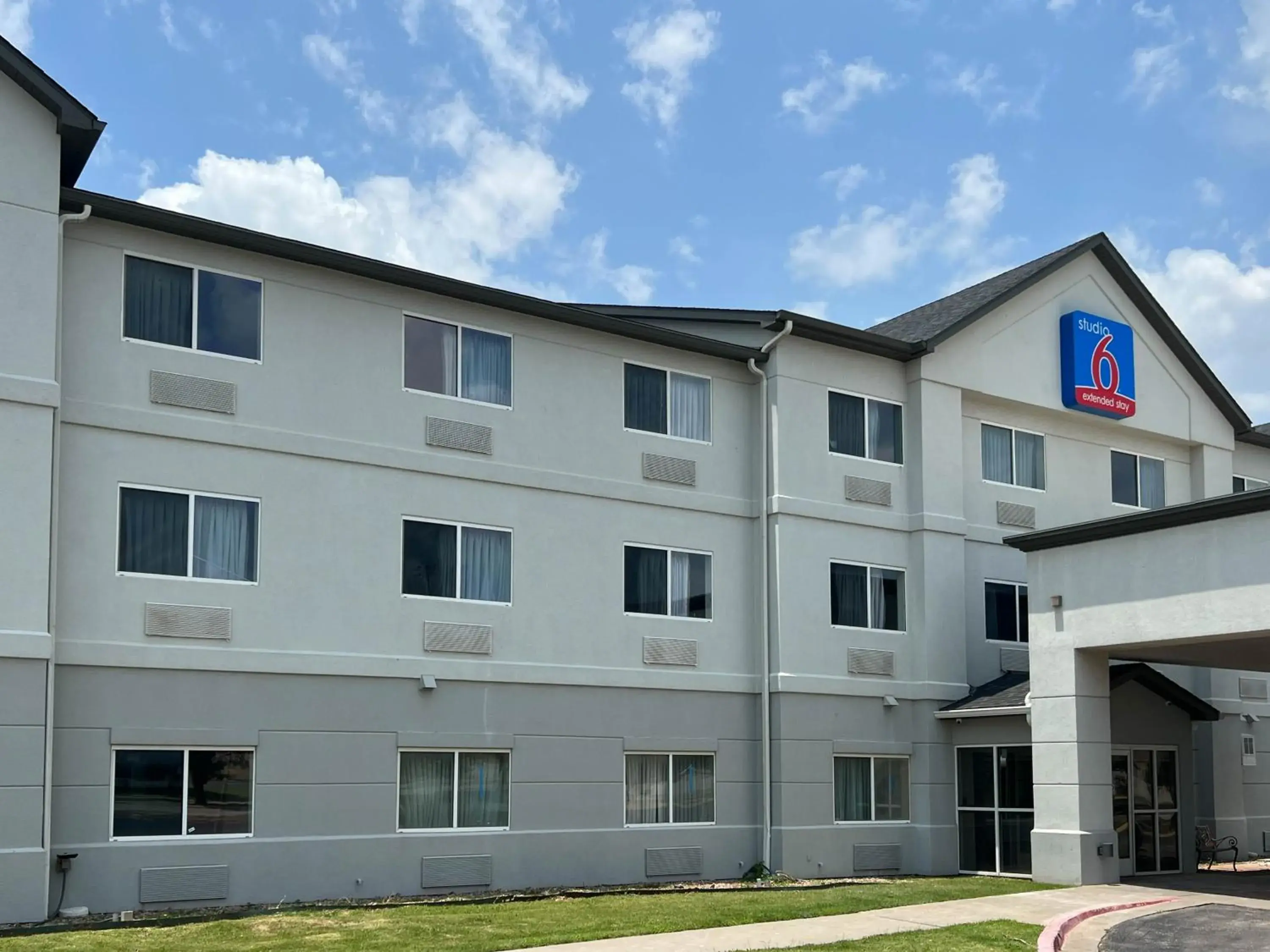 Property building in Studio 6 Oklahoma City, OK South Property building in Studio 6 Oklahoma City, OK South