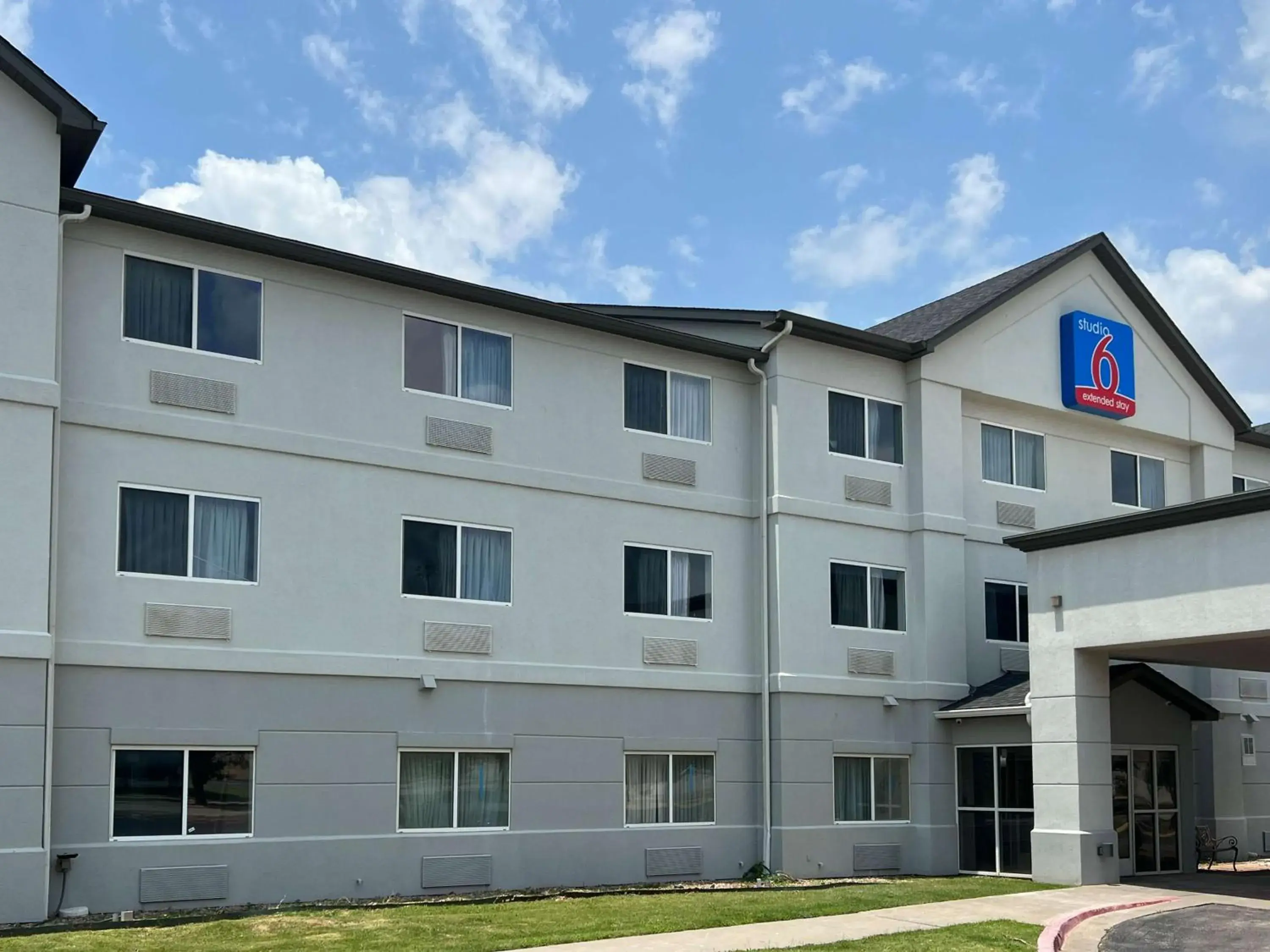 Property building in Studio 6 Oklahoma City, OK South Property building in Studio 6 Oklahoma City, OK South