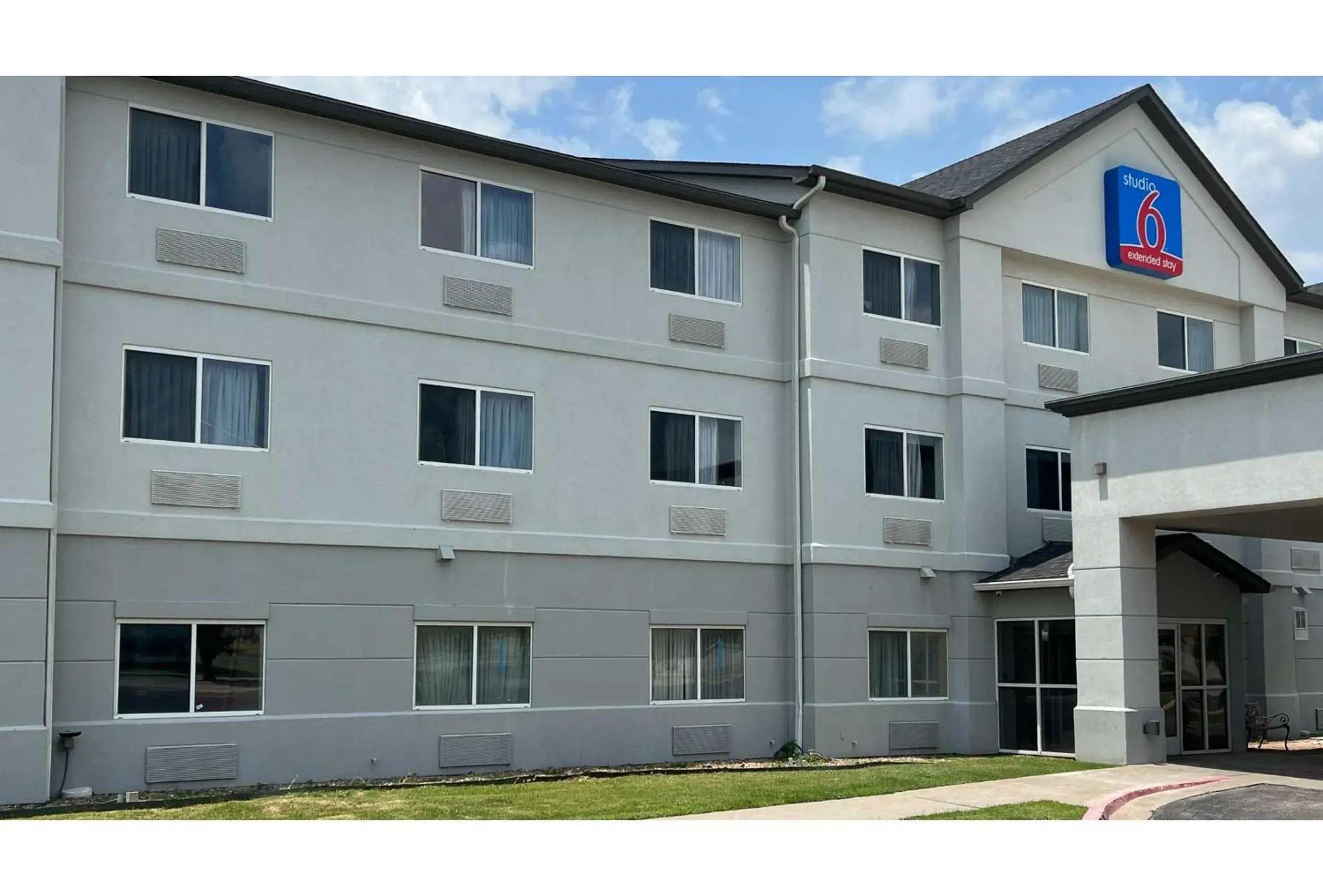 Facade/entrance in Studio 6 Oklahoma City, OK South Facade/entrance in Studio 6 Oklahoma City, OK South