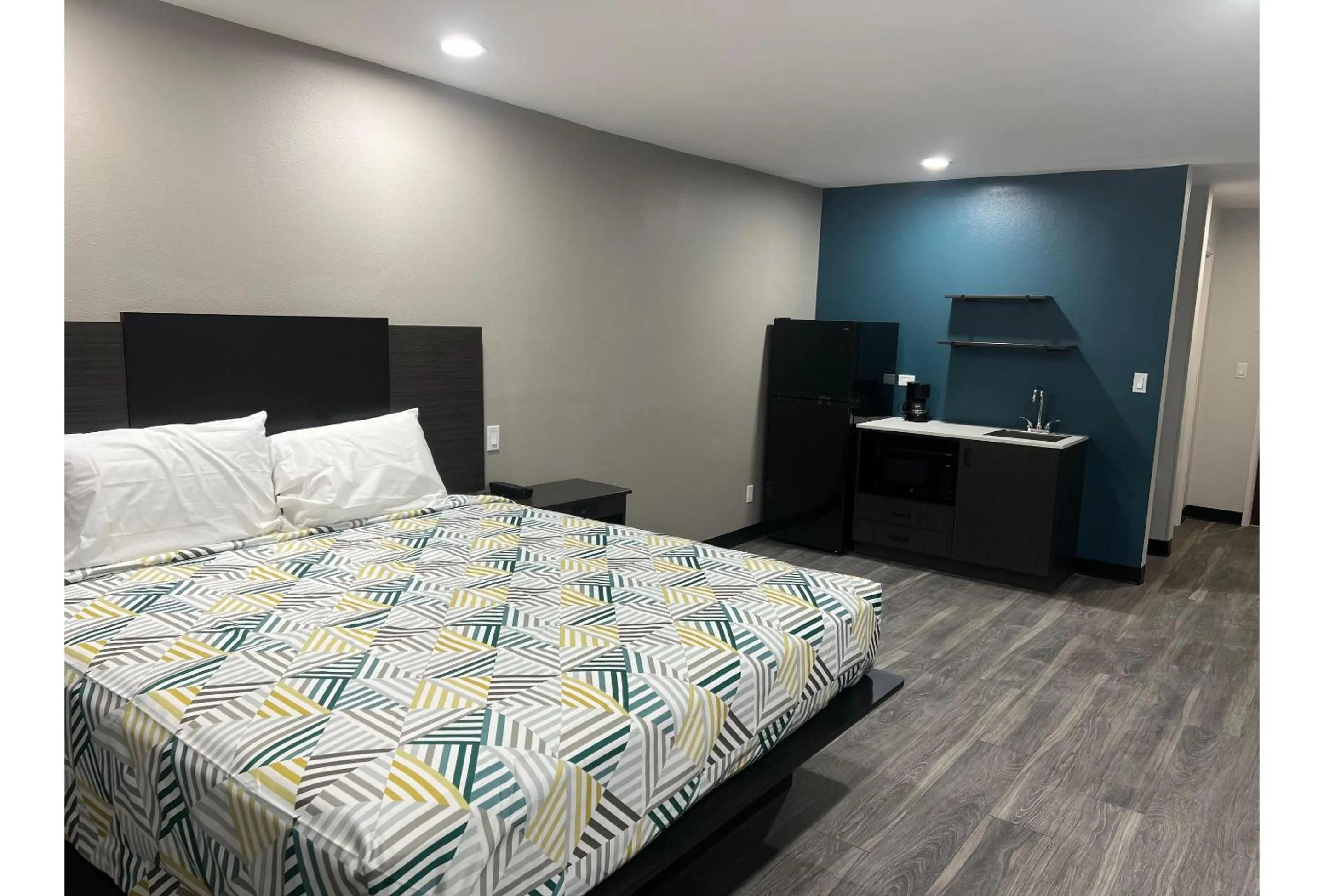 Bedroom, Bed in Studio 6 Oklahoma City, OK South