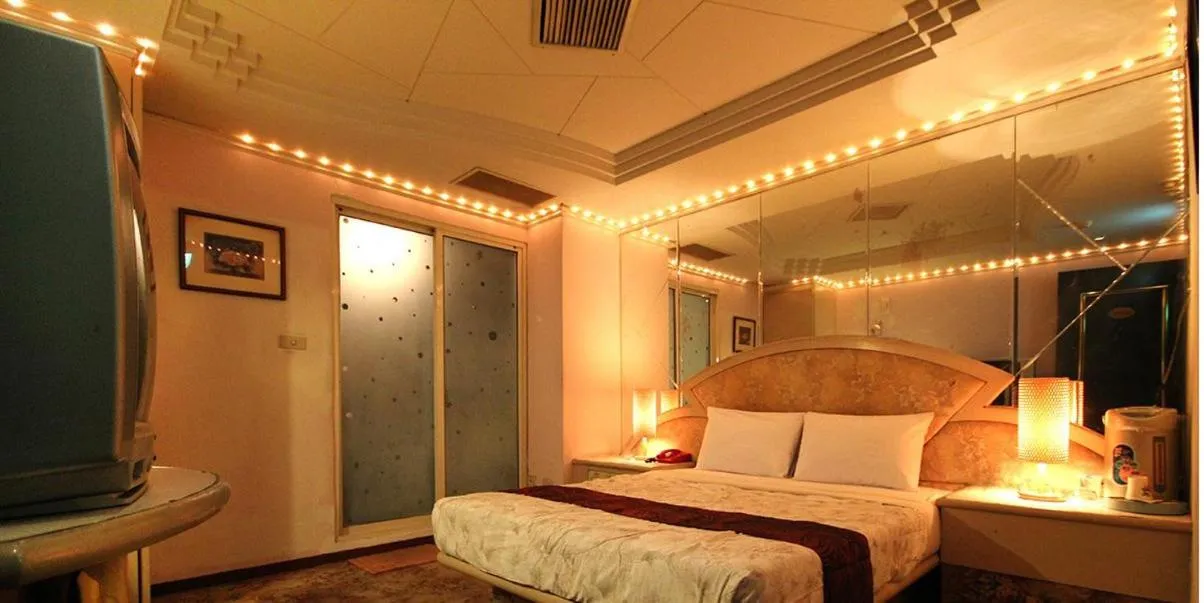 Photo of the whole room, Bed in Broadway Hotel