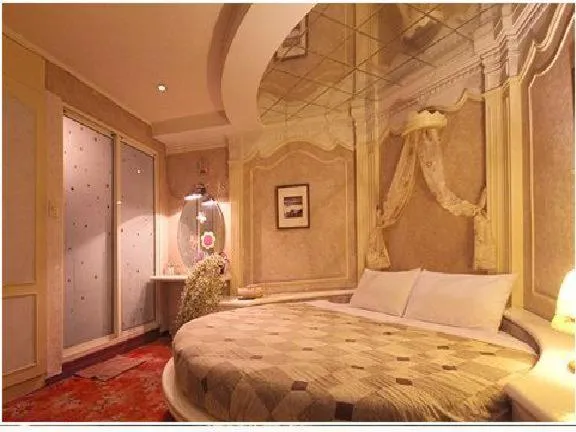 Photo of the whole room, Bed in Broadway Hotel